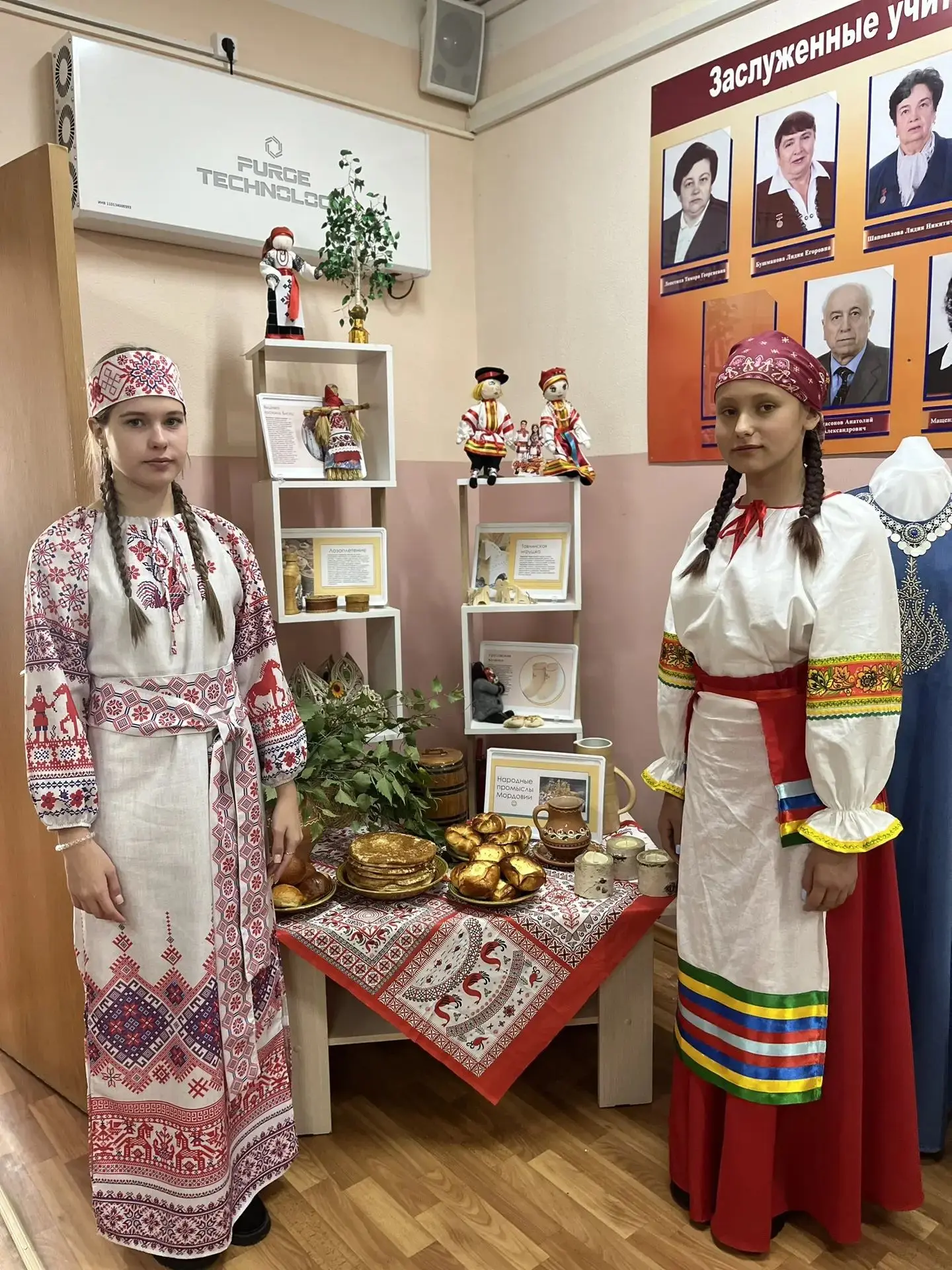 Сохраняя традиции, укрепляя единство: педагоги Викторопольской школы на августовской ко...