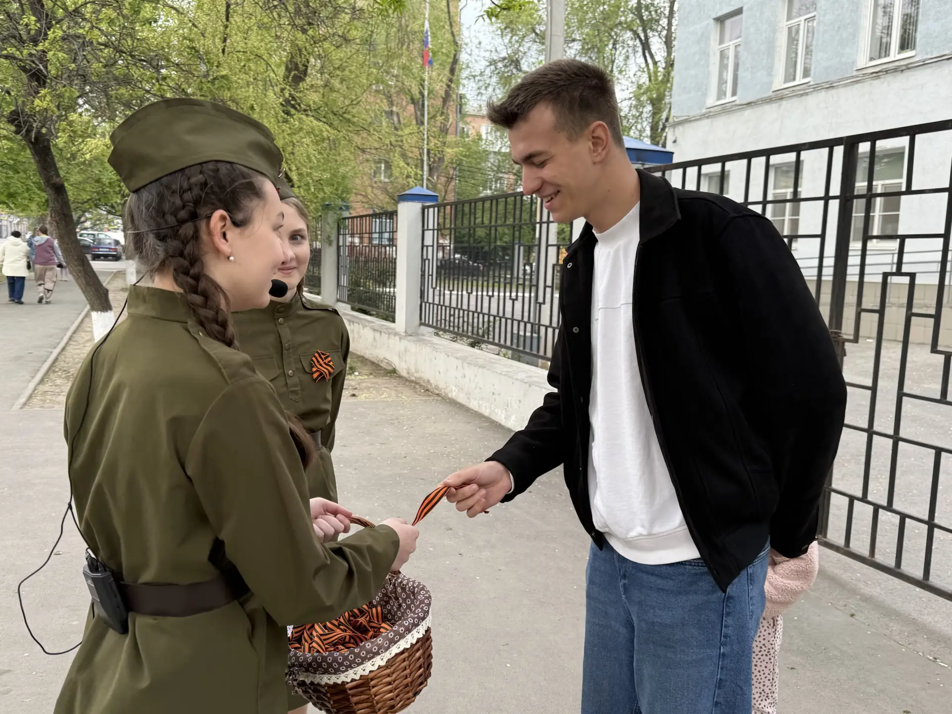 🧡 Черно-оранжевая нить памяти: акция «Георгиевская ленточка» в нашей школе! 🖤
