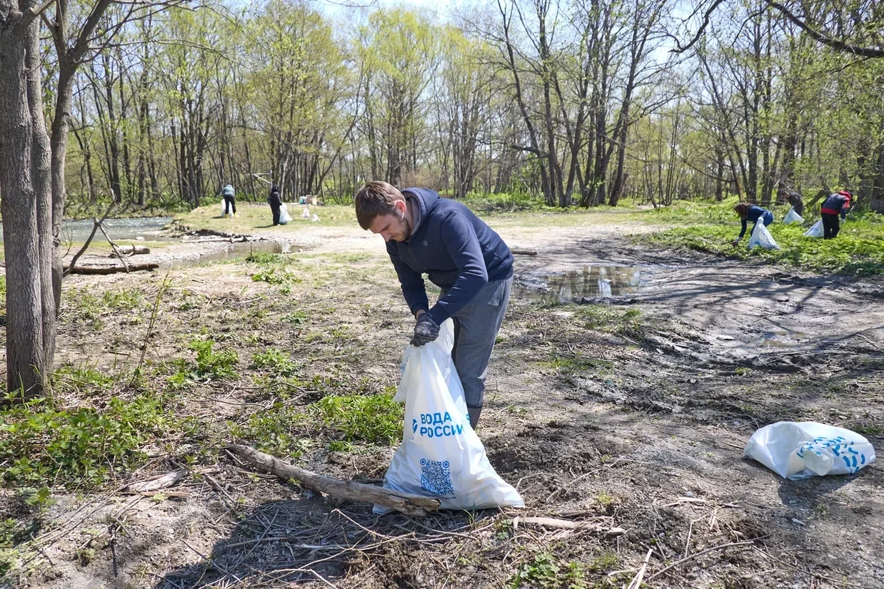Приводим берега рек в порядок совместными усилиями 💪  На этот раз активисты вышли на уборку берега р
