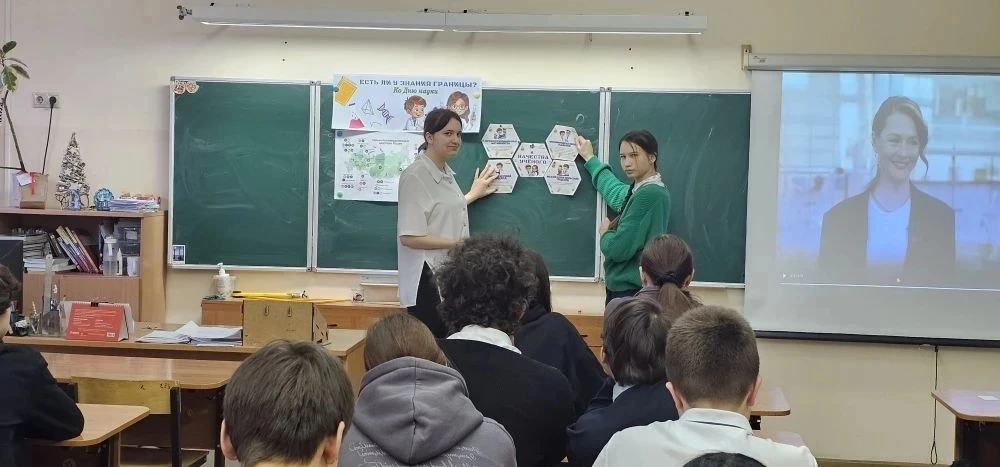 ✨ С  началом новой учебной недели!  Сегодня в лицее прошла традиционная линейка по выносу Государств