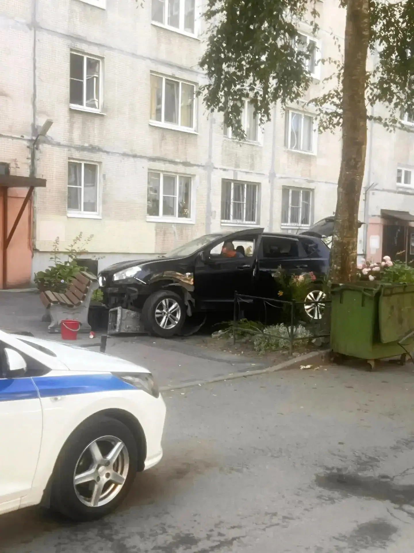 😁 «Как слон в посудной лавке»: легковушка устроила погром во дворе на Олеко Дундича

Водитель заеха