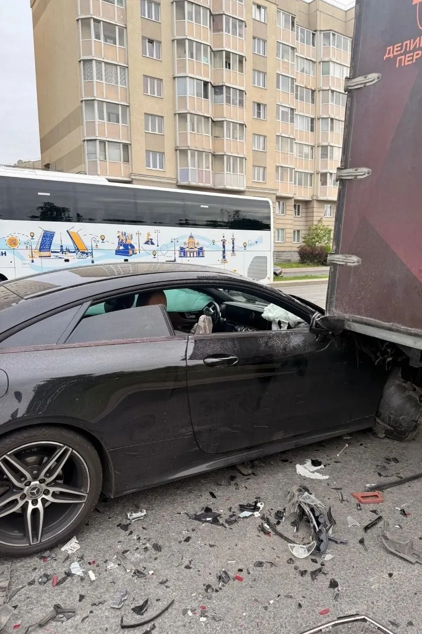 В Петербурге Росгвардия остановила эвакуацию разбитого Mercedes после ДТП.

Утром 13 июня наряд внев