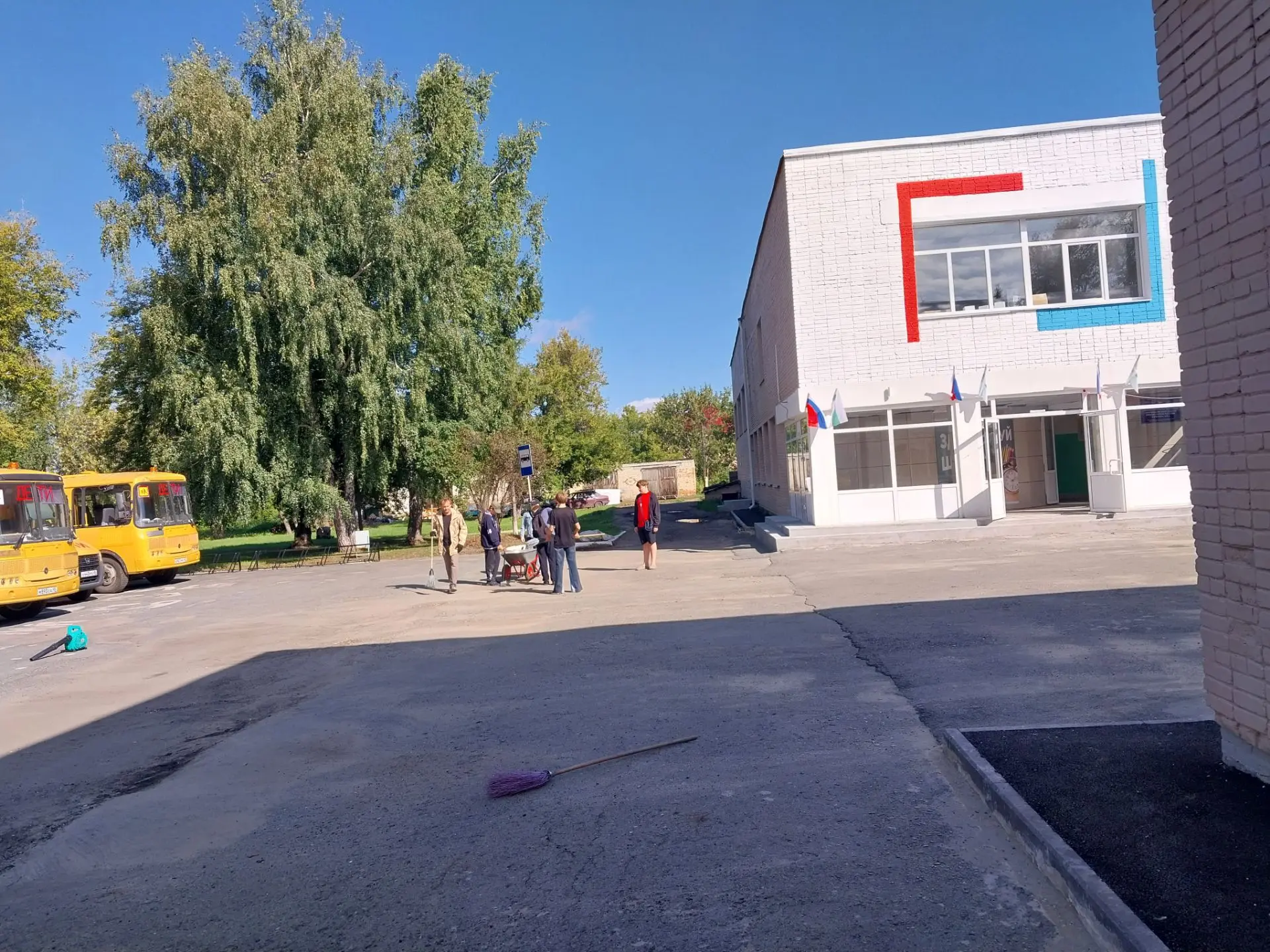 🍂 Готовность номер один: Лесниковский лицей сияет чистотой к 1 сентября!
