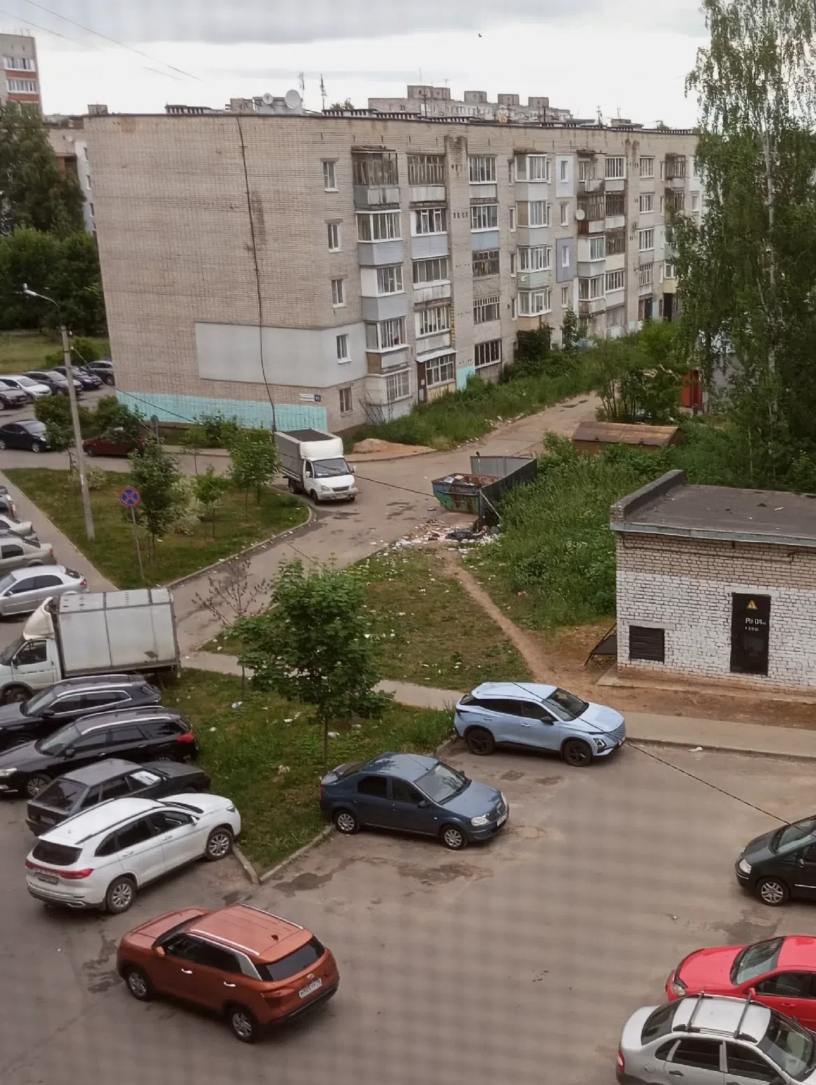 Двор дома 11,ПОБЕДЫ опять и снова и постоянно утопает,в отходах салфеток,перчаток от дв...
