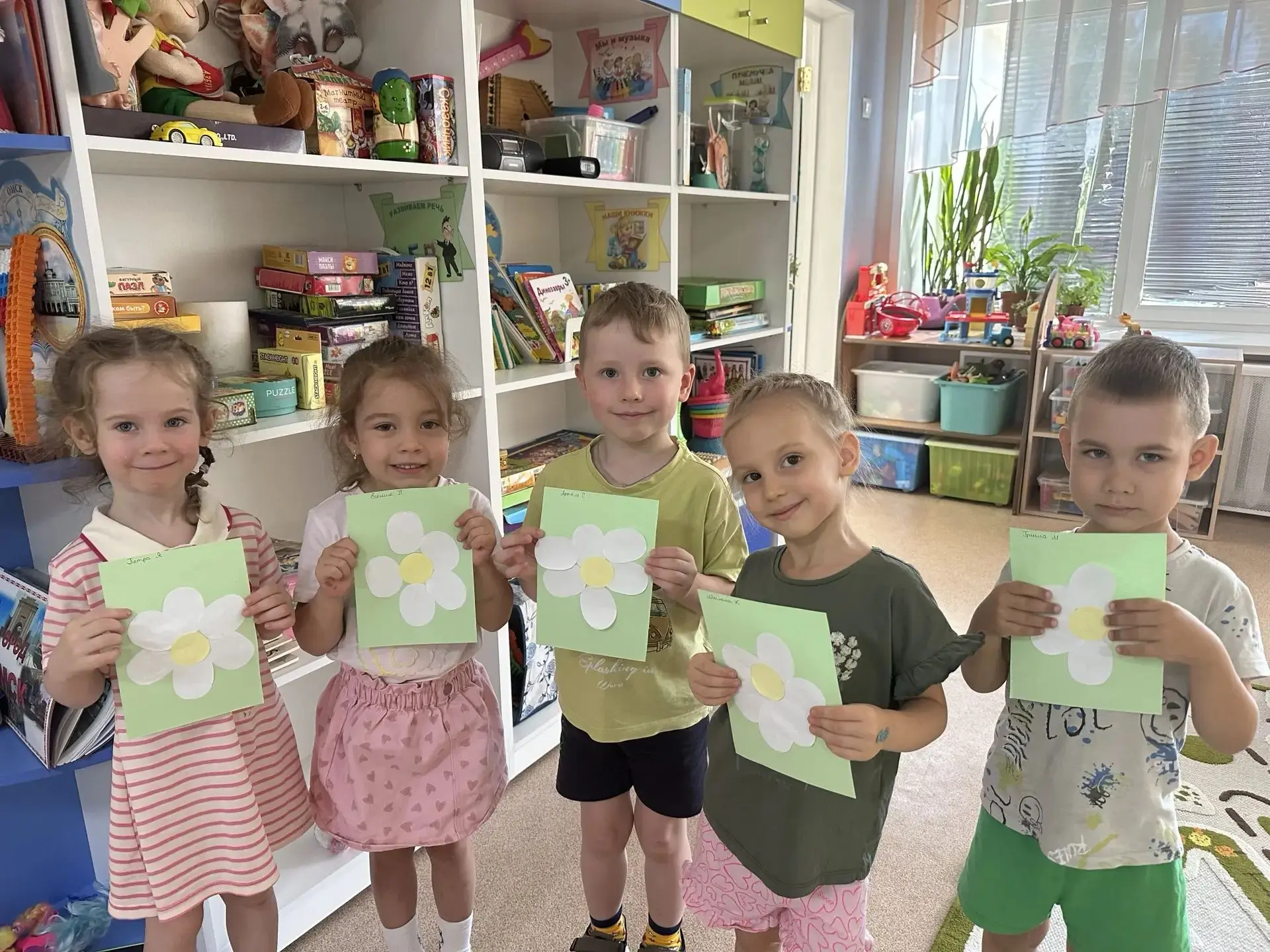 🌼 «Ромашки от  Дельфинчиков»

 Наши малыши из группы «Дельфинчики» с огромным удовольствием и стара