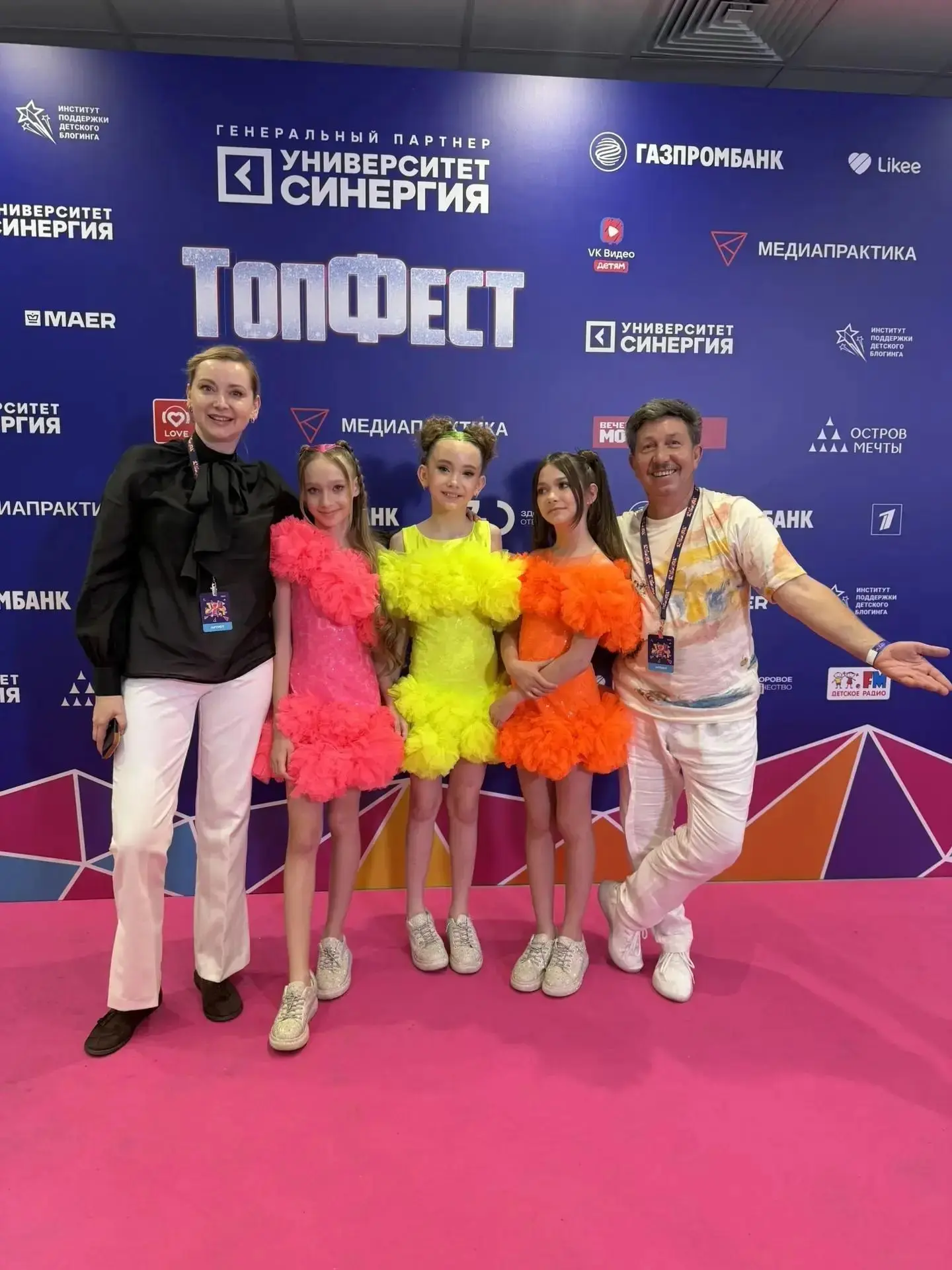 Клинский ансамбль «Лапушки» выступил в «Лужниках» на фестивале «ТопФест».

В День России образцовый 