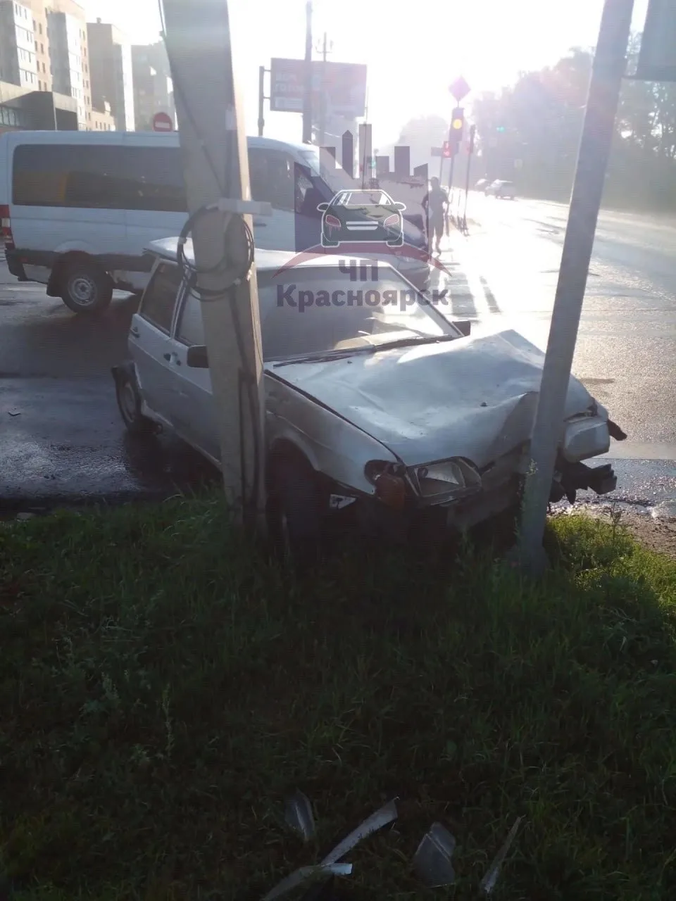 Волжская. Водитель автомобиля Лада решил начать день с кофе за рулём и резко повернул н...