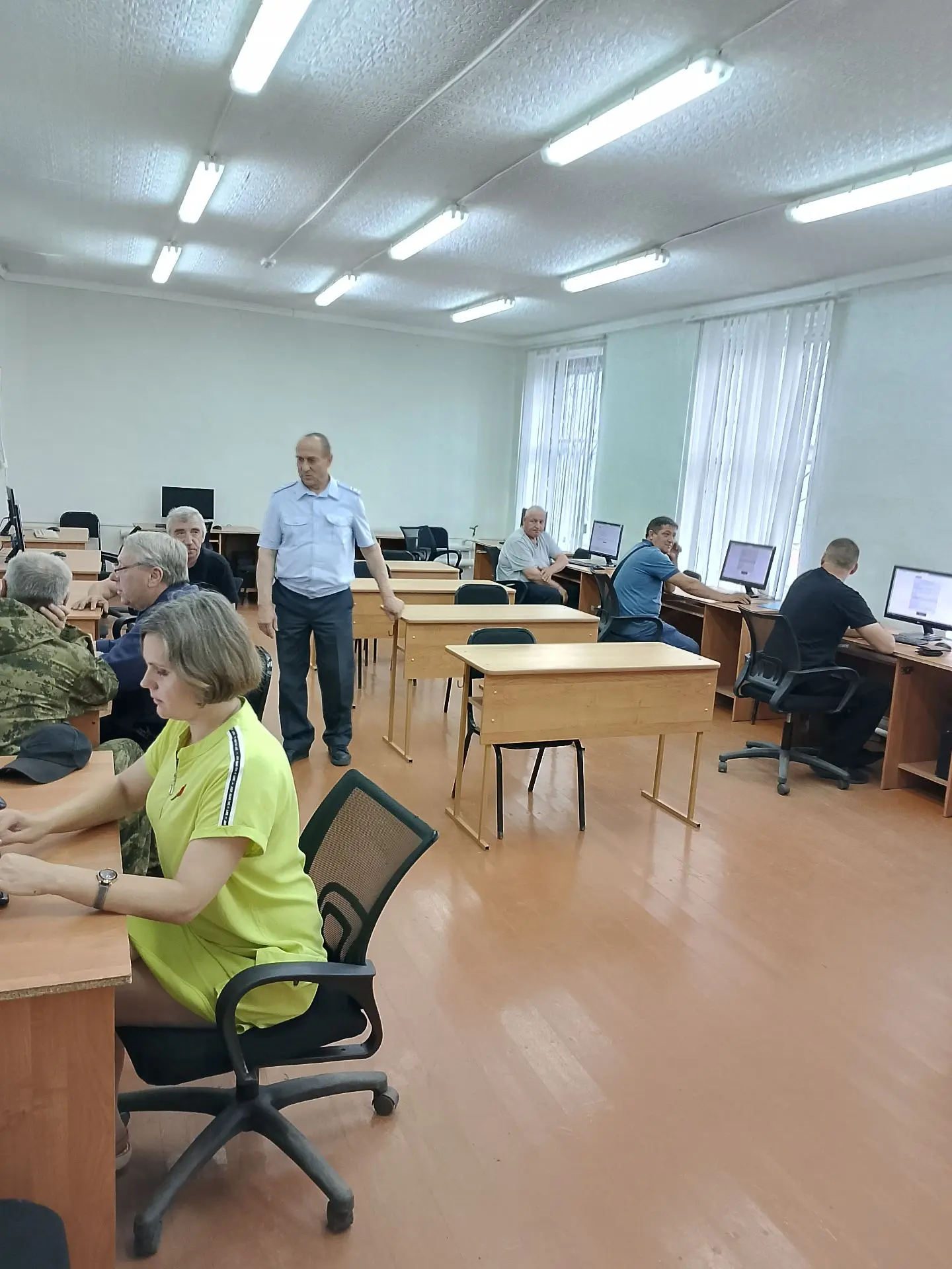 В июне 2026 года инспектор Гостехнадзора по Тюкалинскому району принял экзамены у выпускников БПОУ «