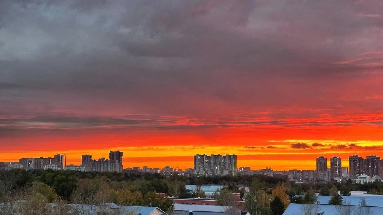 Ярко красный закат окутал Москву и Подмосковье 🌆