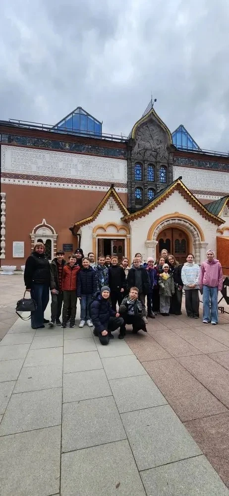 🚌🎨 День, наполненный искусством!  Ученики 4Д класса отправились в удивительное путешествие по залам 