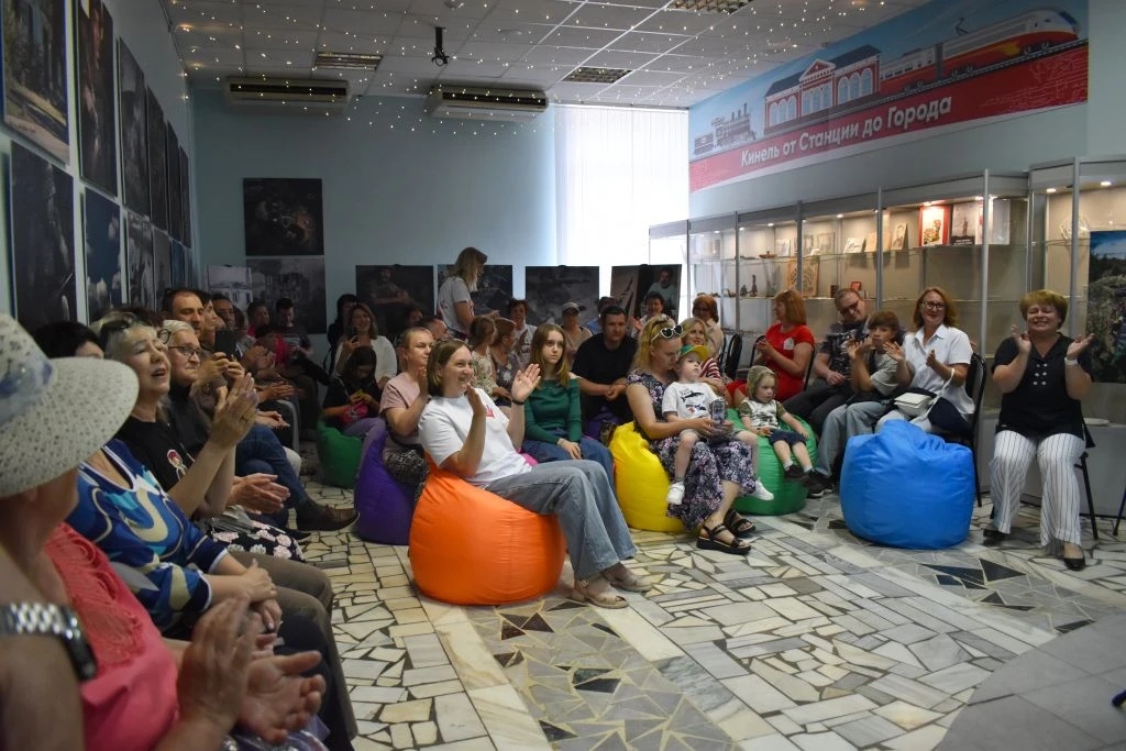 🎸 Живая музыка, душевная атмосфера, много творчества и патриотизма. В Выставочном центре «КинельЭкс