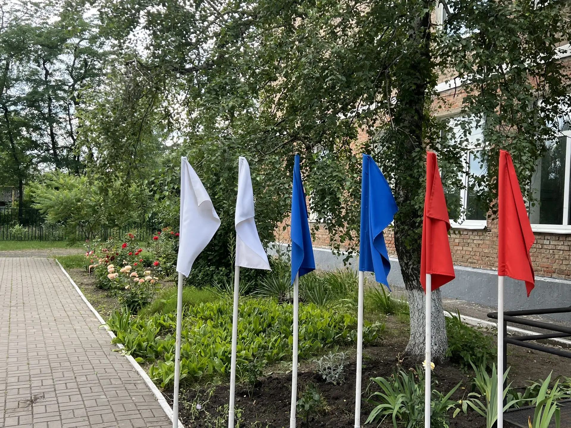 💫 Юнармейцы МБОУ СОШ 28, учащиеся 7-а, 6-а, 5-а, 5-б классов приводят в порядок территорию школы, о