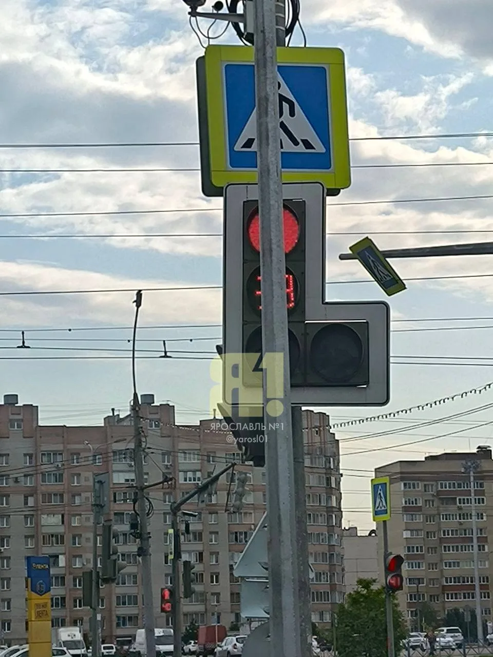 «Вот так поставили мачту освещения на пересечении Панина (чётная сторона) и Ленинградского проспекта