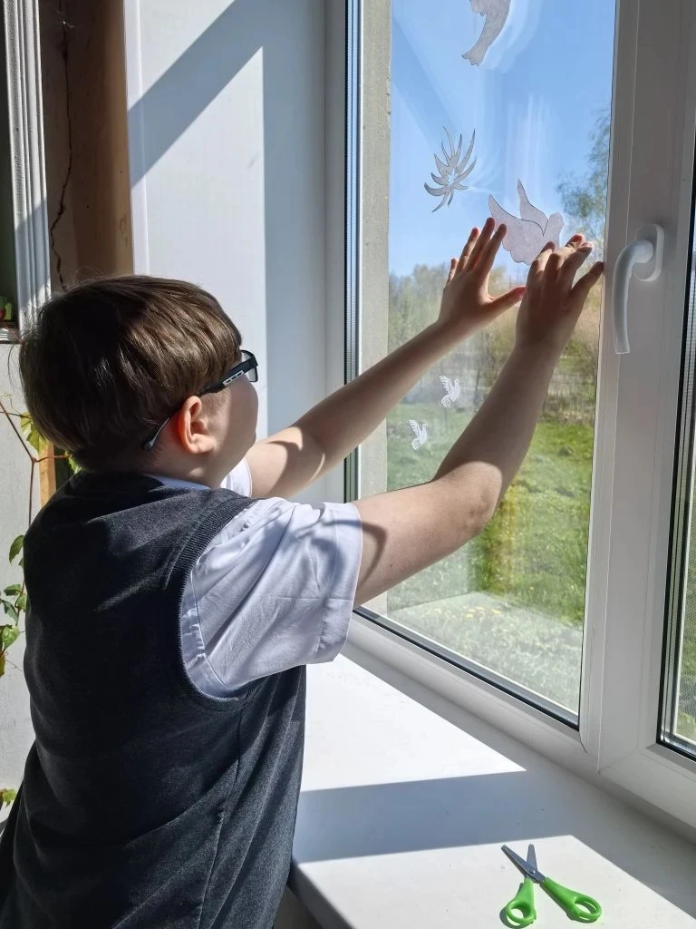 «Окна Победы»: память, которой не меркнуть 🕊️

В преддверии 9 Мая наша школа присоединилась к Всеро