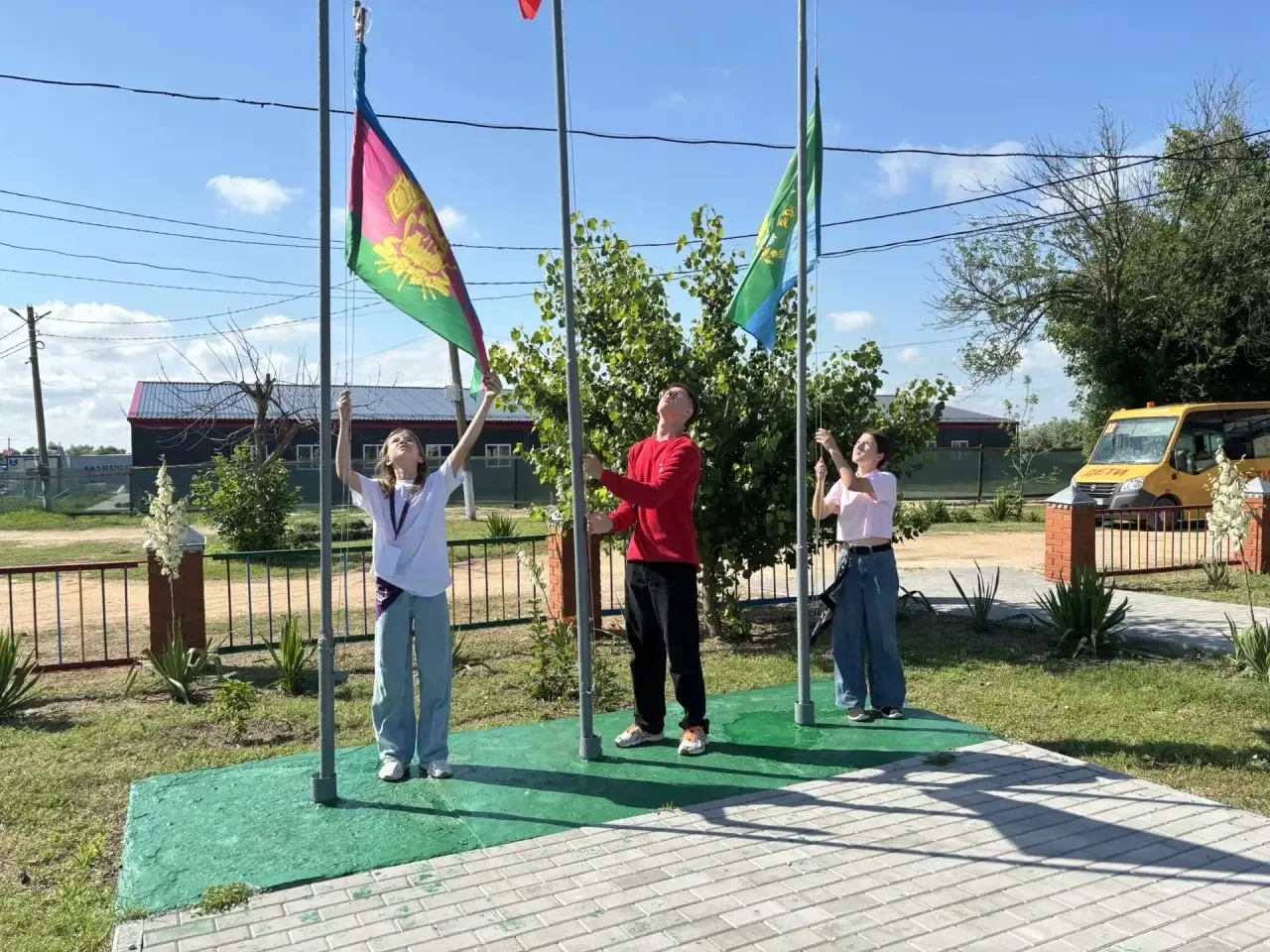 ☀️ Доброе утро, друзья! ☀️

Каждое утро в нашем лагере начинается с особой традиции — торжественной 