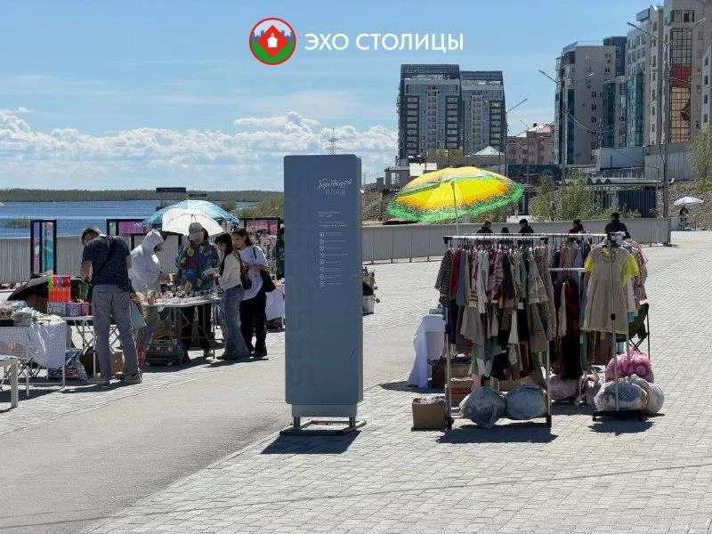 В Якутске открылся пляж. Люди уже загорают!