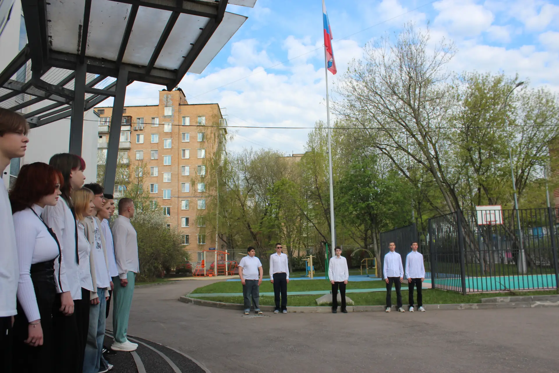 🇷🇺В начале новой учебной недели в Школе прошла церемония поднятия флага Российской Федерации с испол