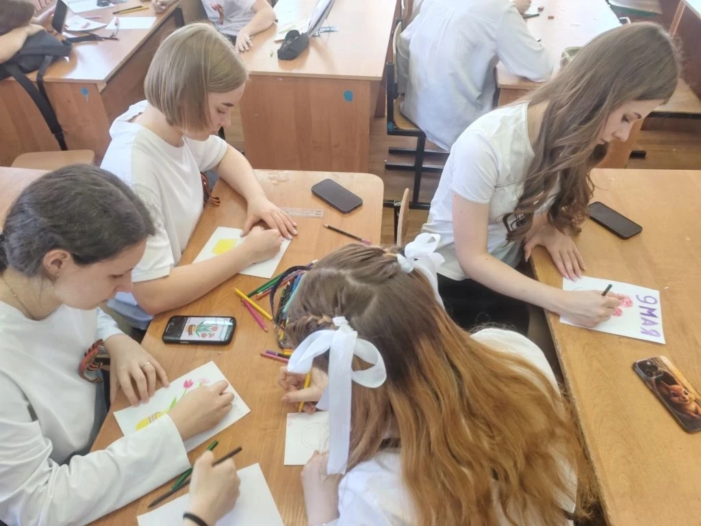 В течение года гимназисты активно участвуют в написании писем поддержки участникам специальной военн
