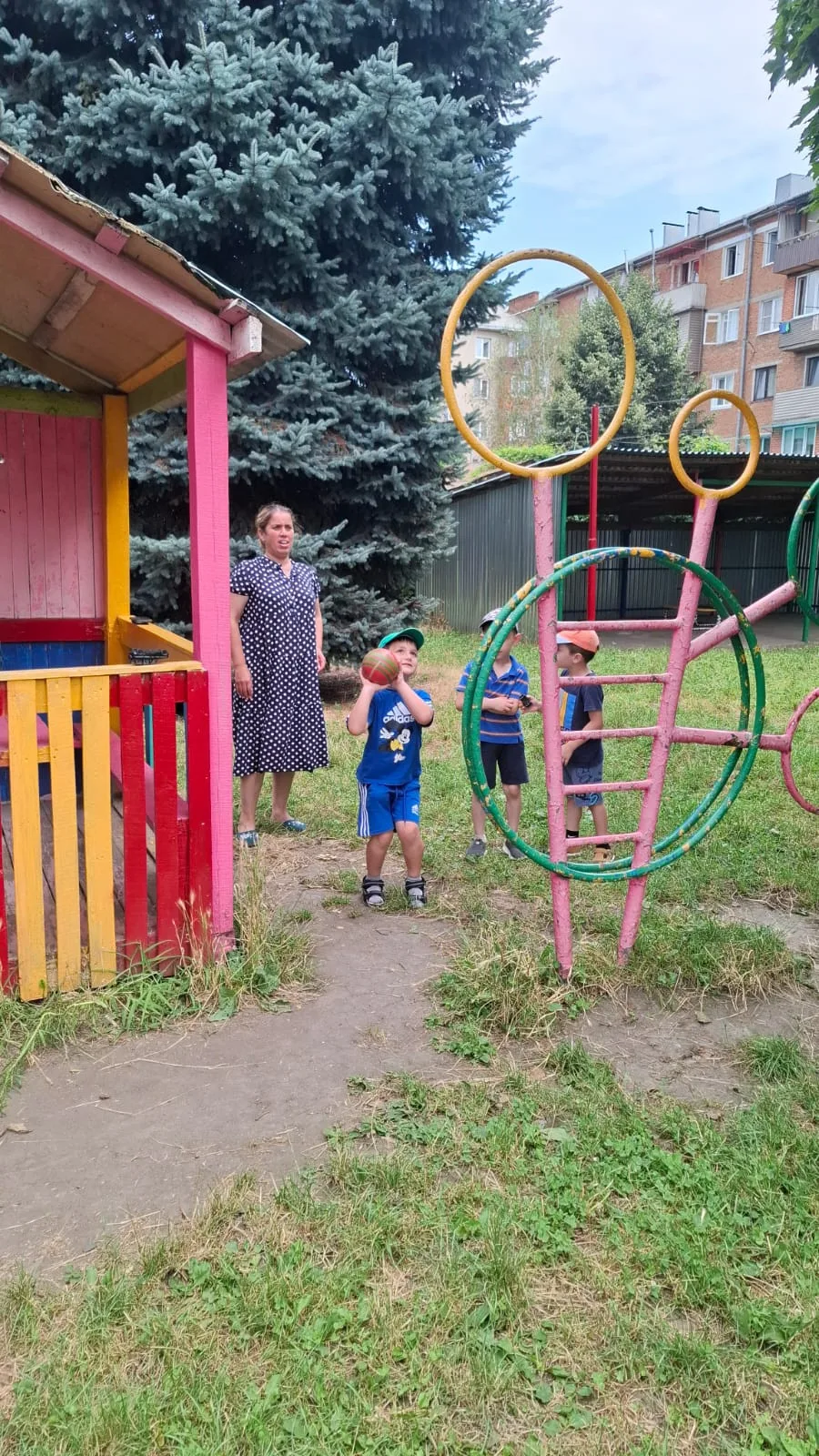 Во время прогулки была организована двигательная деятельность детей, направленная на ук...