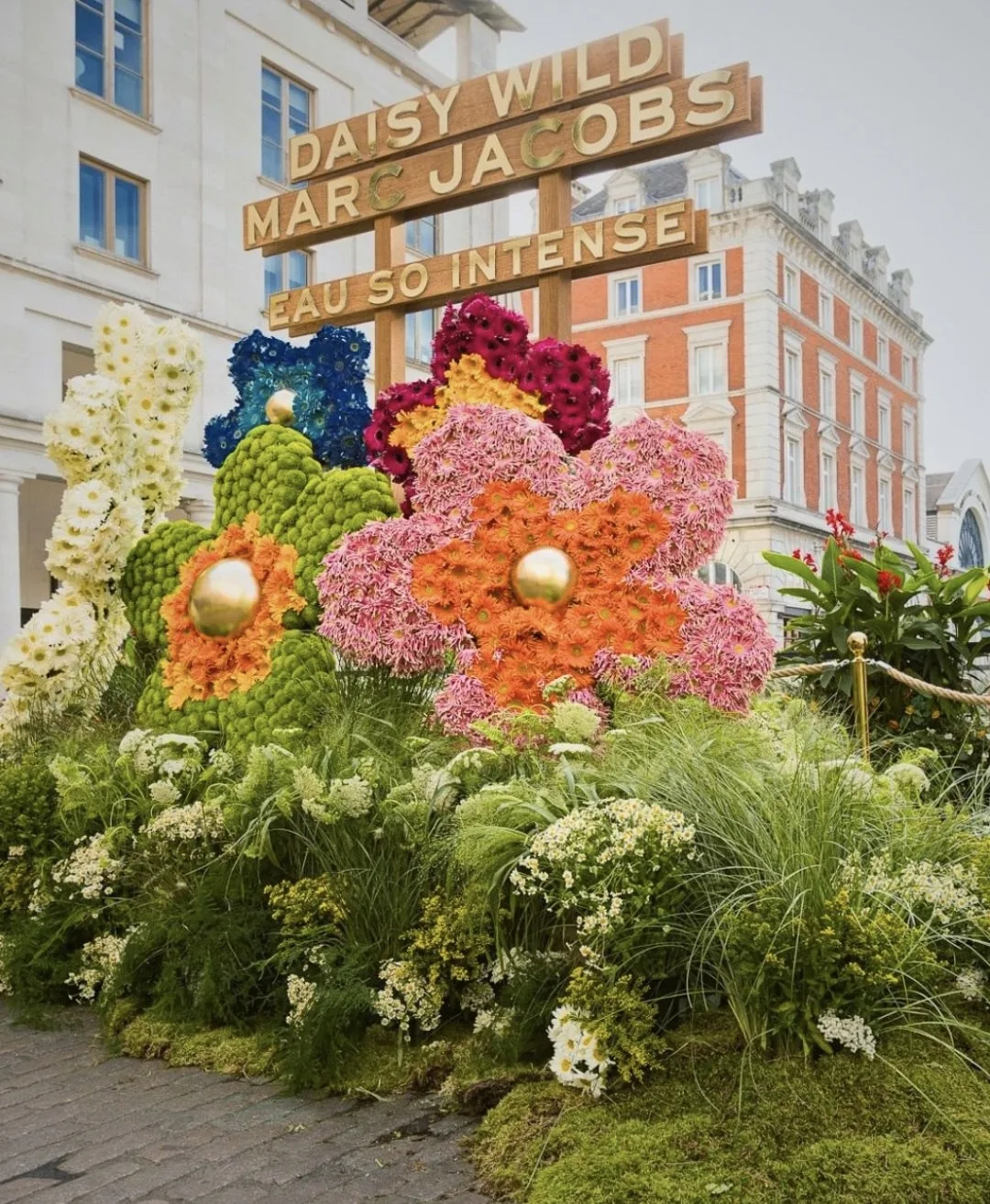 🌼 Marc Jacobs превратил Covent Garden в огромное поле ромашек