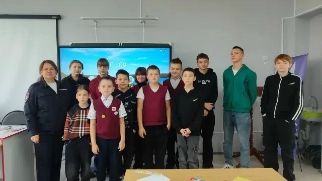 👮‍♂️ В Рядской школе прошел урок, организованный сотрудниками Удомельской Госавтоинспе...