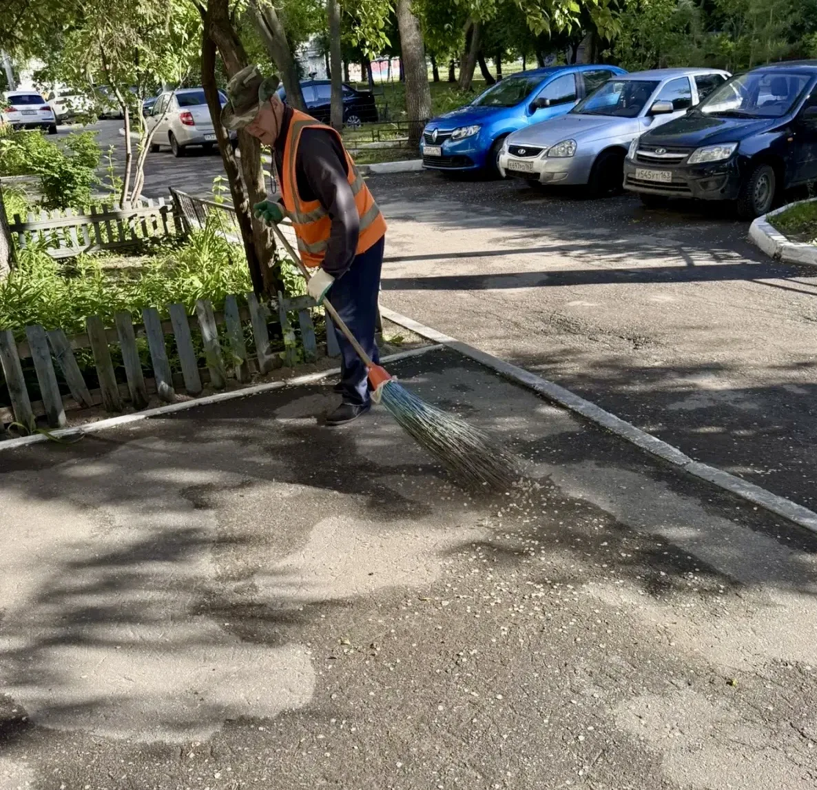🧹Утренняя уборка придомовой территории и покос травы по адресам: