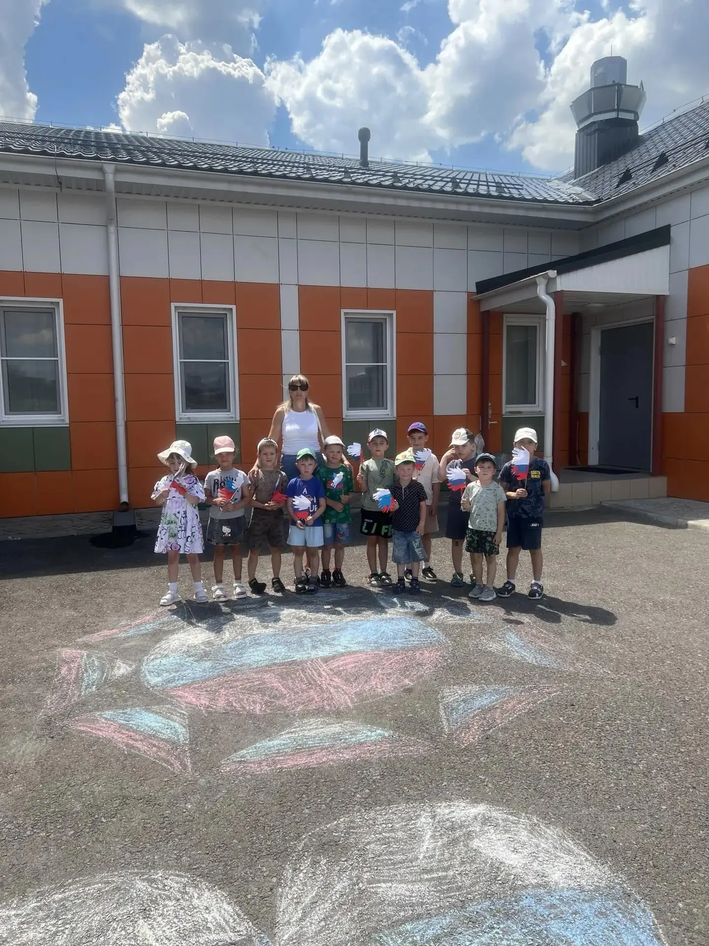 И на нашей прогулочной площадке сегодня весело! ☀️ В преддверии главного государственного праздника 