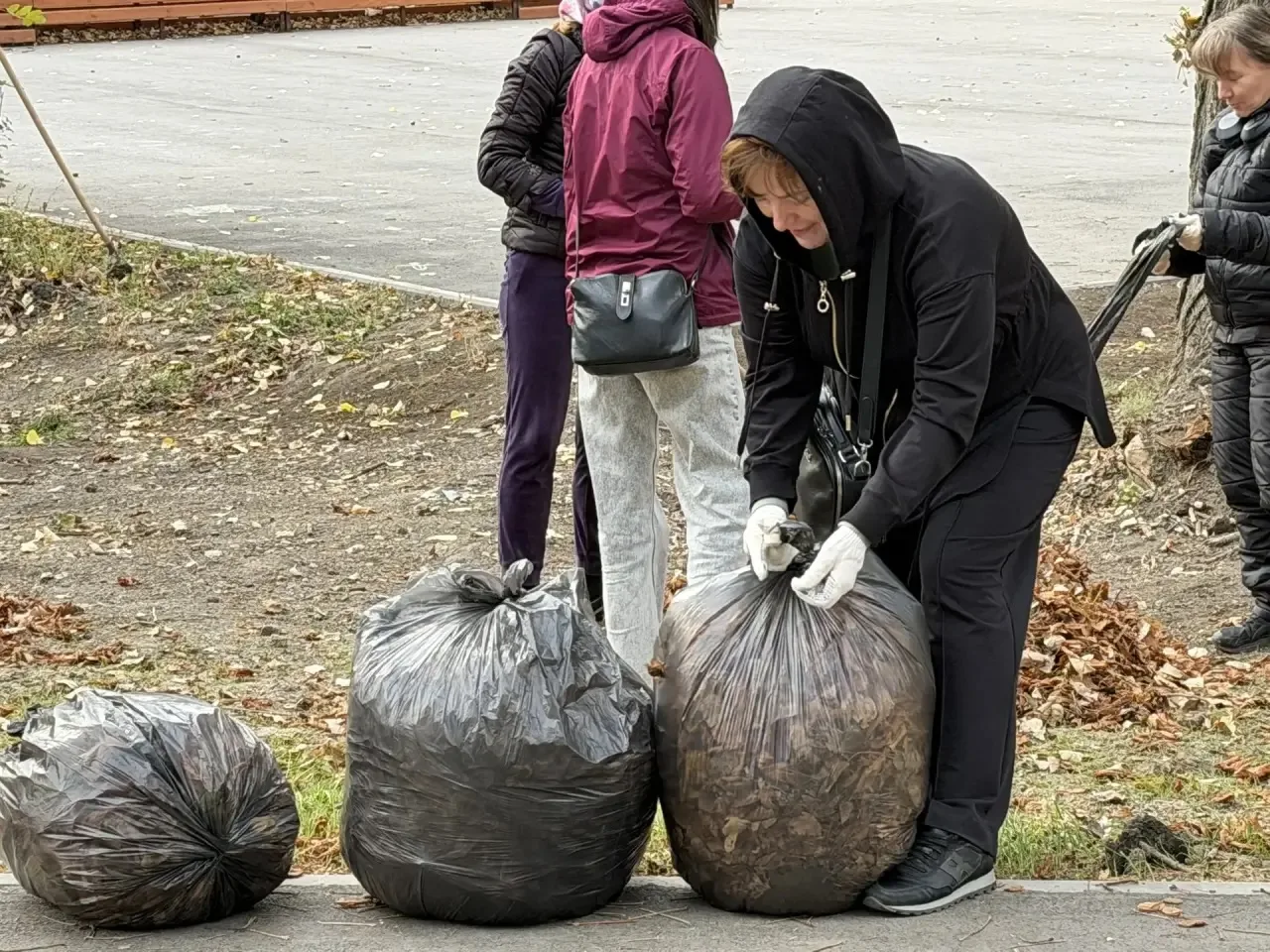 В Ленинском районе кипит субботний труд — все дружно наводят порядок! 🌞🧹