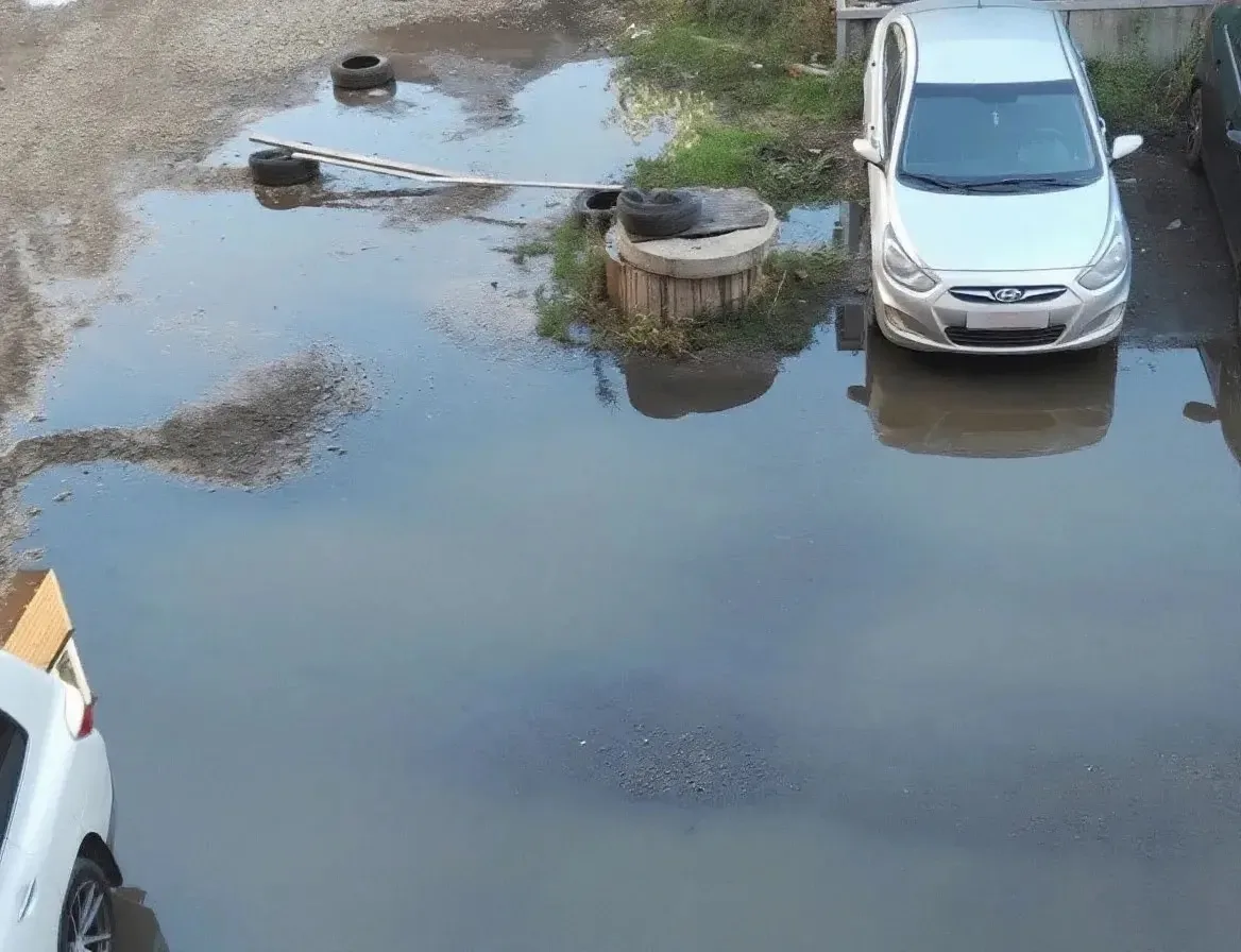 В поселке Краснодарском полторы недели не могут решить проблему с канализацией
