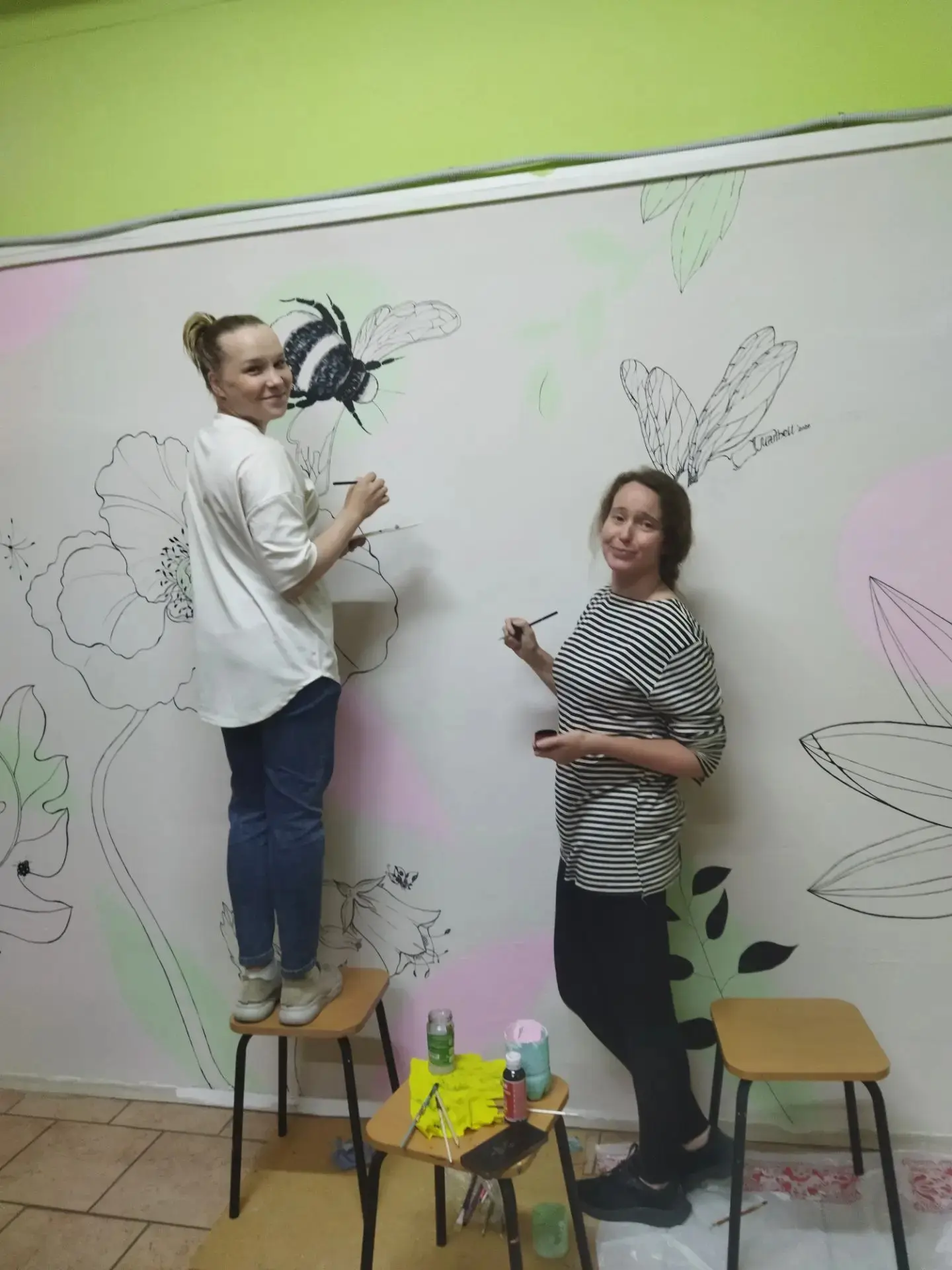 В каникулы преподаватели на ул.Зеленцовская д.13 не отдыхают. Они готовят помещения школы к новому у