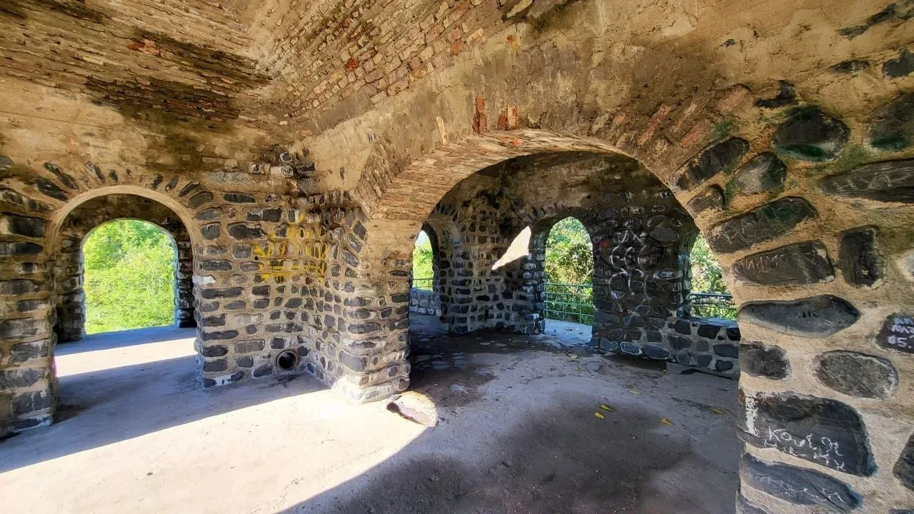 🏰 Замок Оловянникова — каменный силуэт у моря