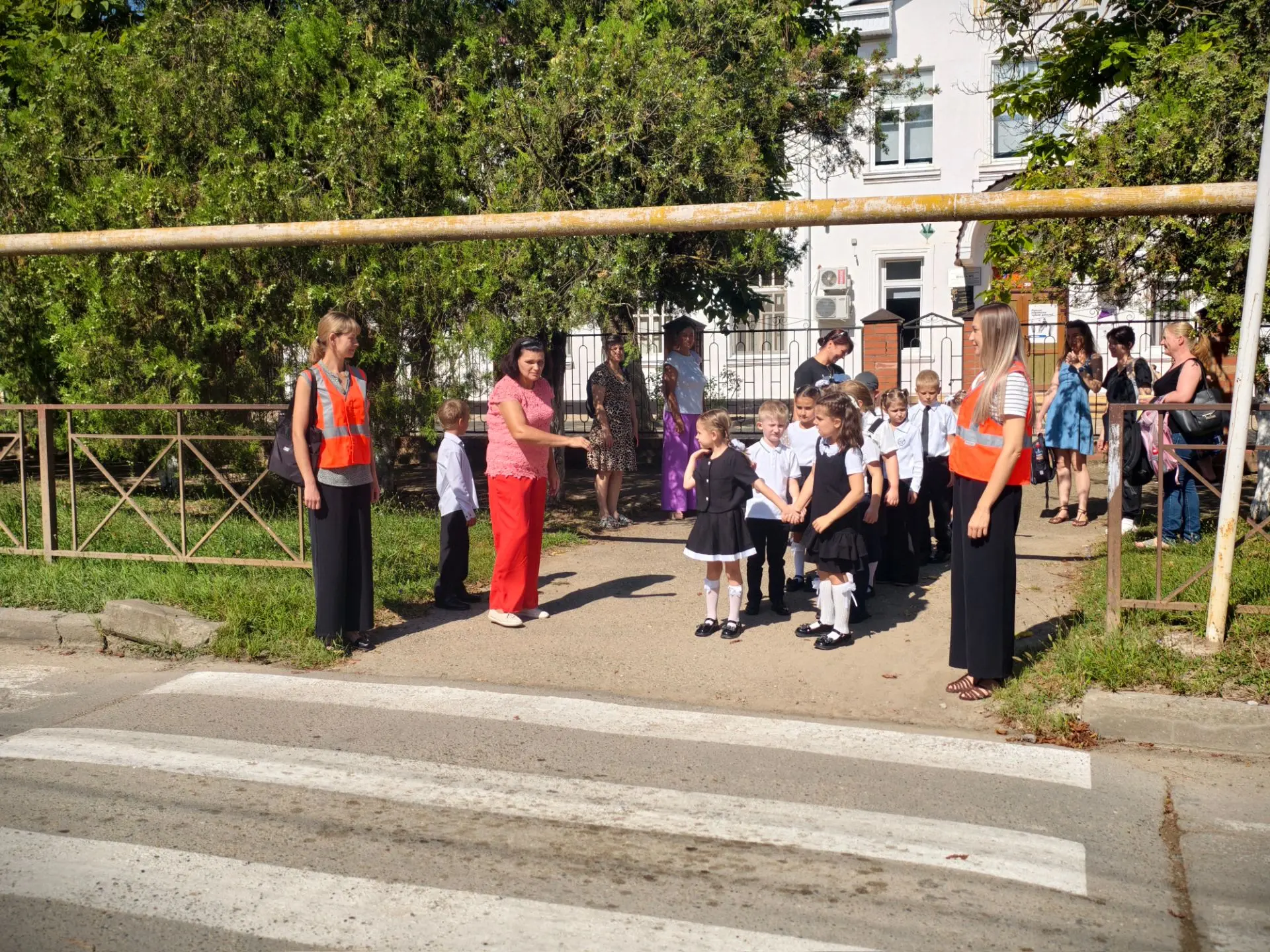 Сегодня снова тренируемся безопасно переходить дорогу! 🚸👫 Родители помогают и следят,...