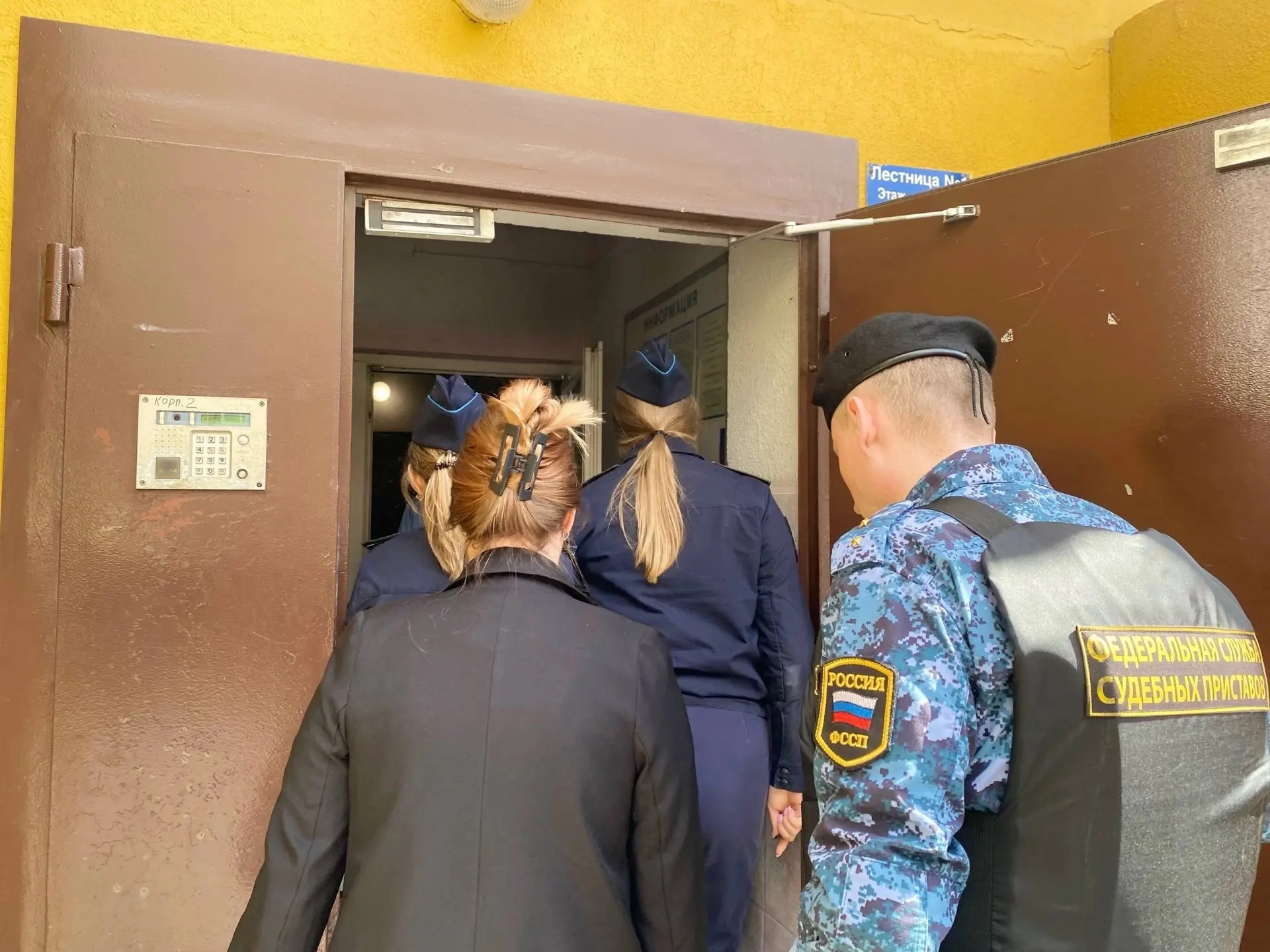 Судебные приставы помогли пенсионерке вселиться в коммунальную квартиру

67-летняя жительница Санкт-