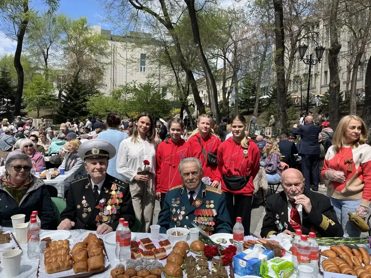 🇷🇺 Связь поколений: в День Победы говорили «спасибо» и поздравляли со 100-летием.