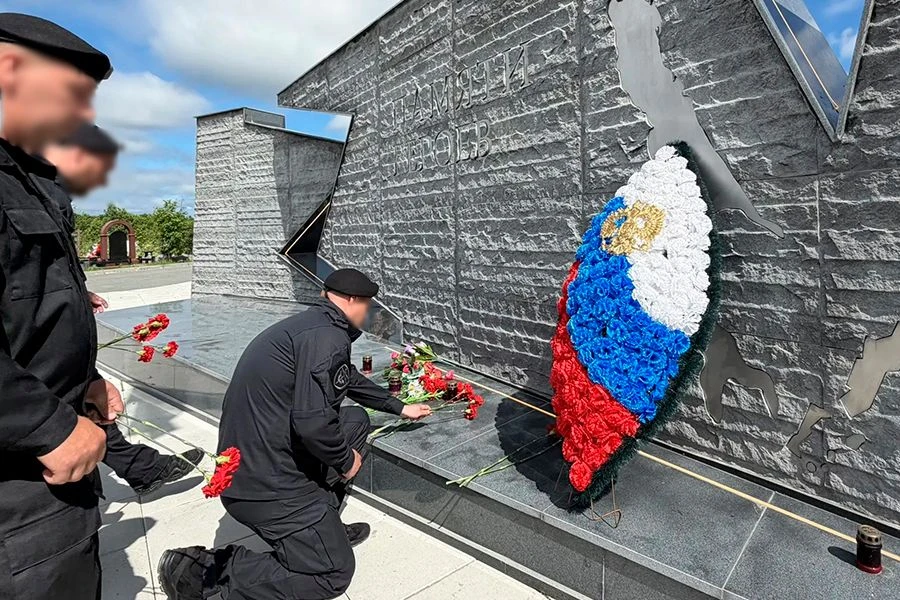 На Дальнем Востоке почтили память сотрудников Росгвардии
 
📢 В Якутске, Южно-Сахалинске, Улан-Удэ и