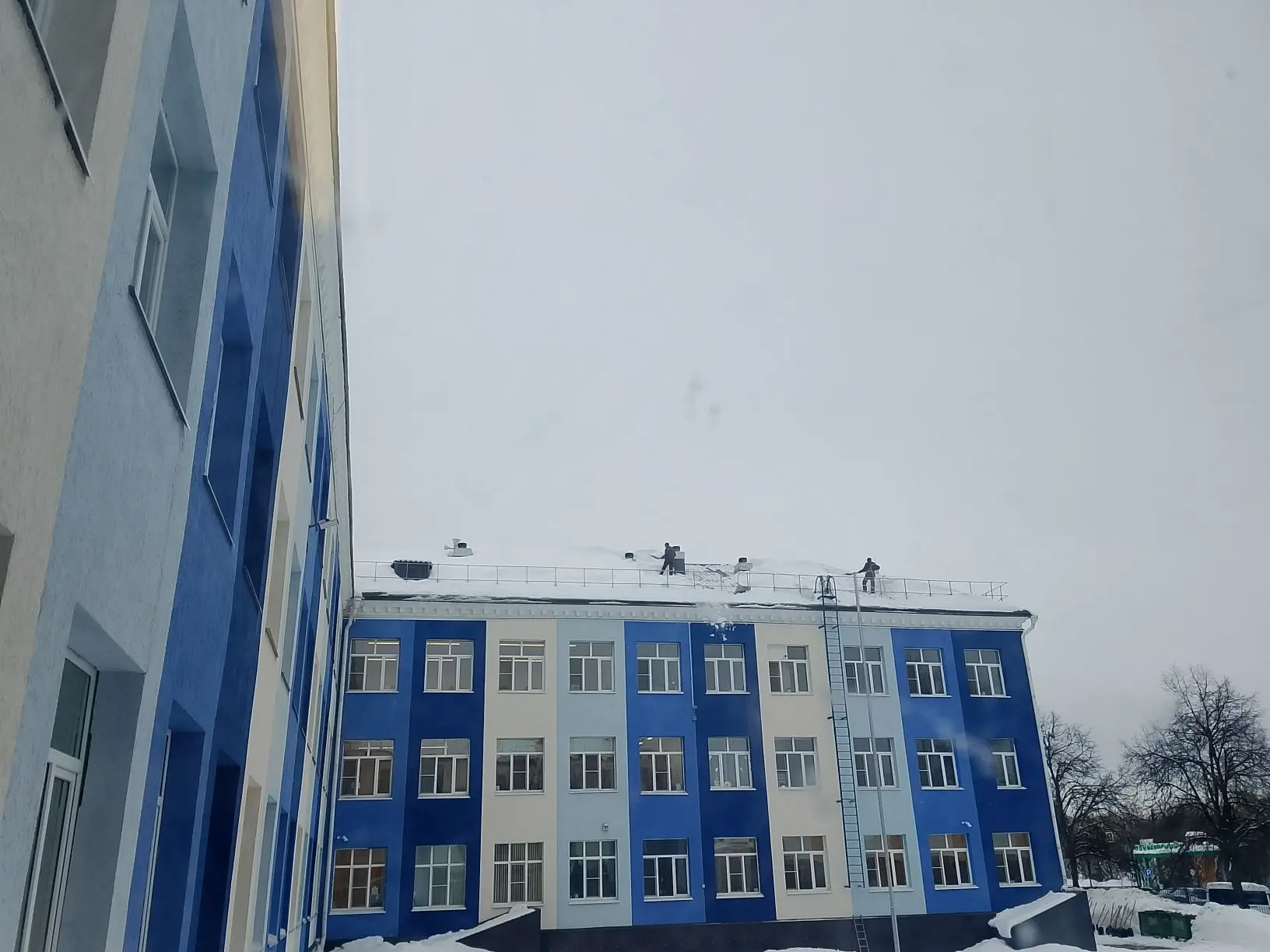 После обильных снегопадов, в целях соблюдения безопасности обучающихся и сотрудников в ...