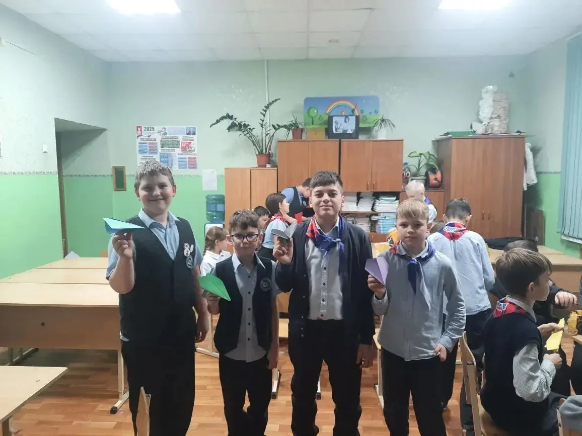 Девочки 4-г класса поздравили мальчиков с Днём защитника Отечества. Три команды дружно помогали разв