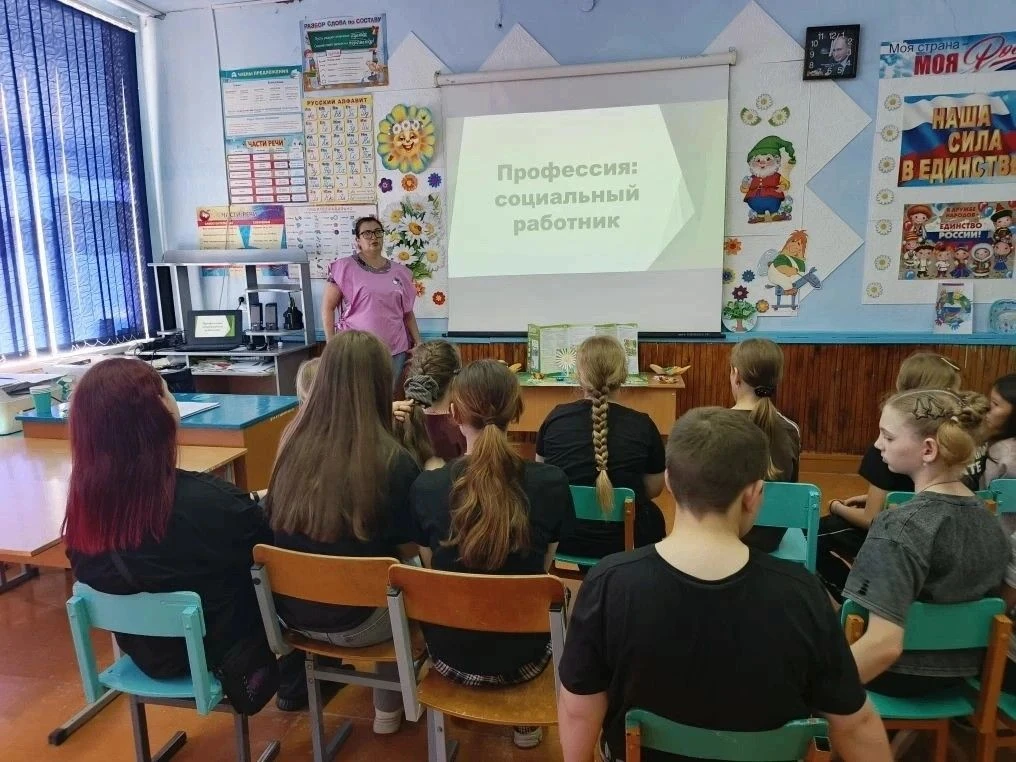 Социальный работник п. Каменная Речка Овчинникова Н. А. посетила МБОУ «Каменнореченская СОШ». Данная