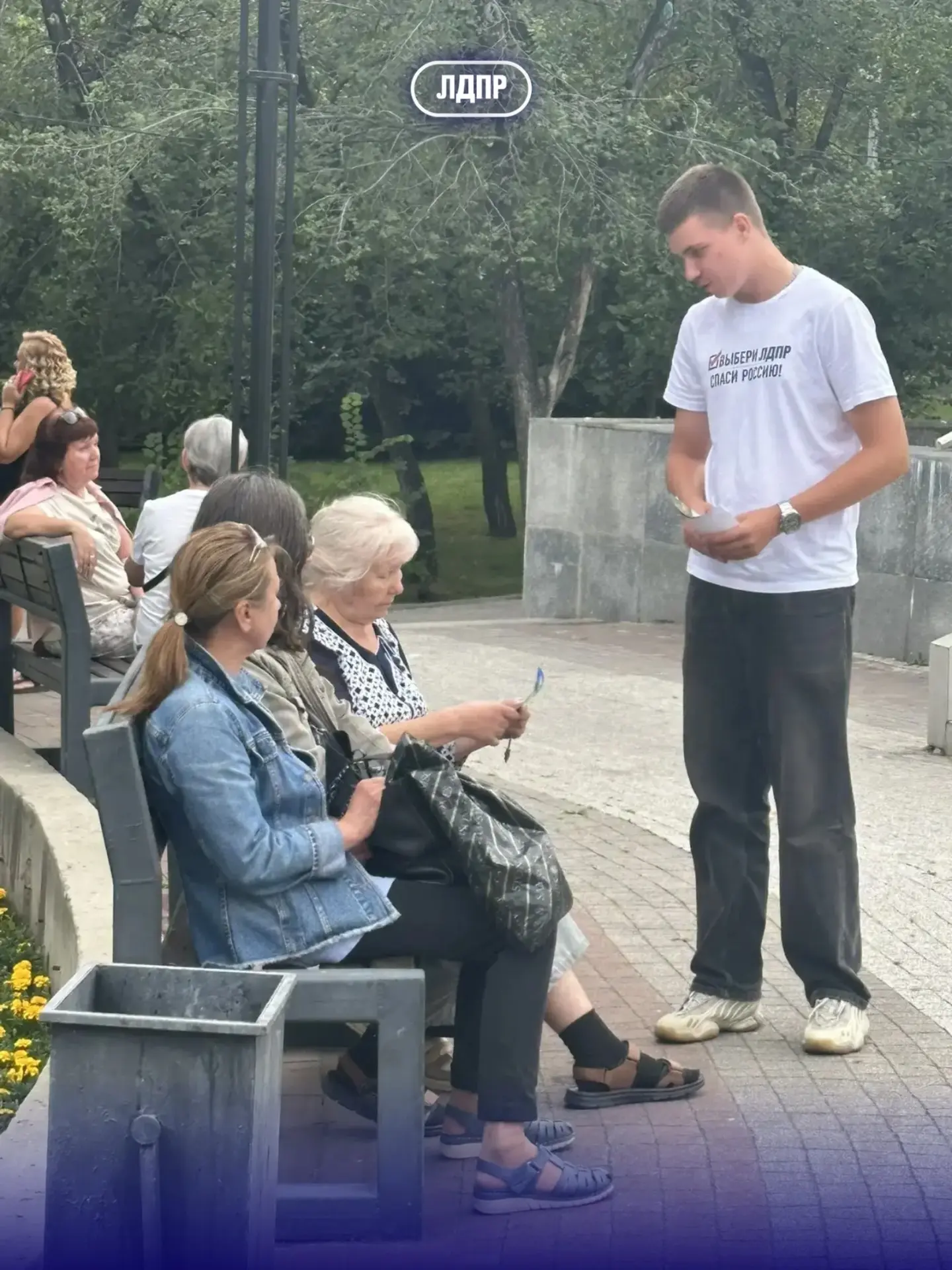 ❕Представители Иркутского регионального отделения ЛДПР знакомят жителей региона с парти...