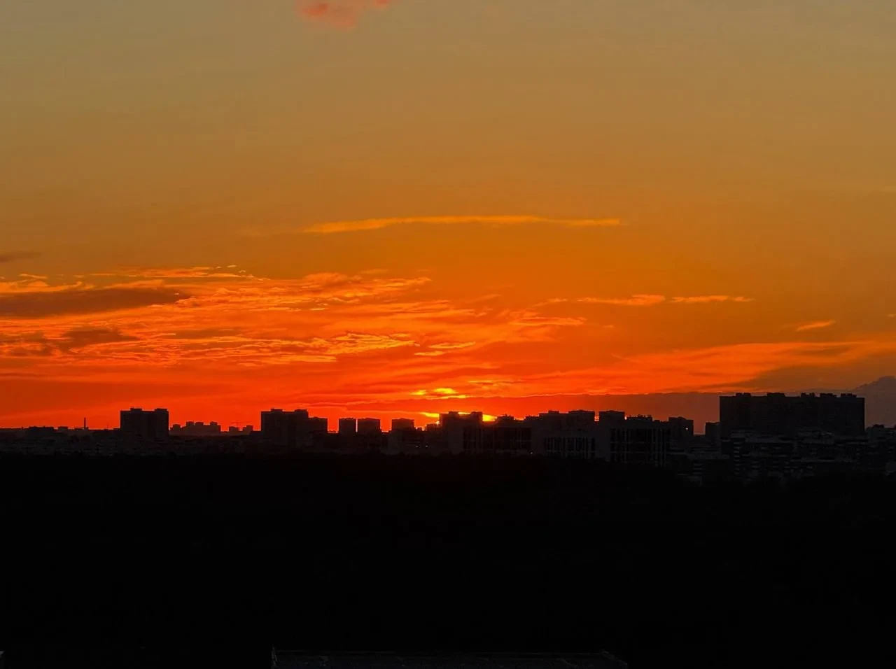 🔥 Огненным закатом Москва проводила первую осеннюю неделю