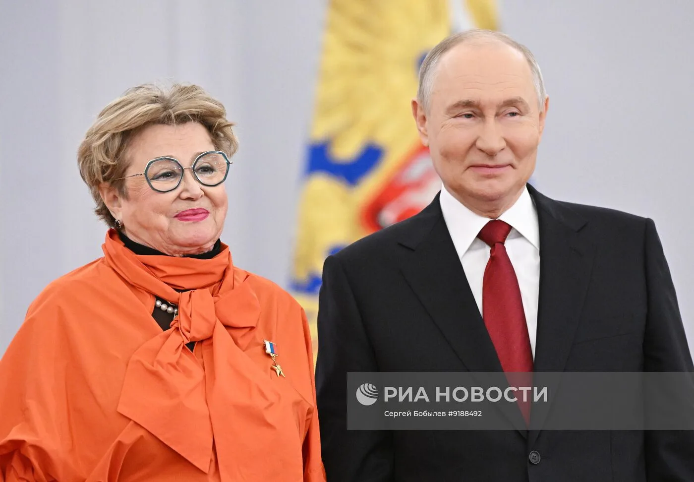 Владимир Путин вручил Марине Неёловой золотую медаль «Герой Труда Российской Федерации»! 

Торжестве