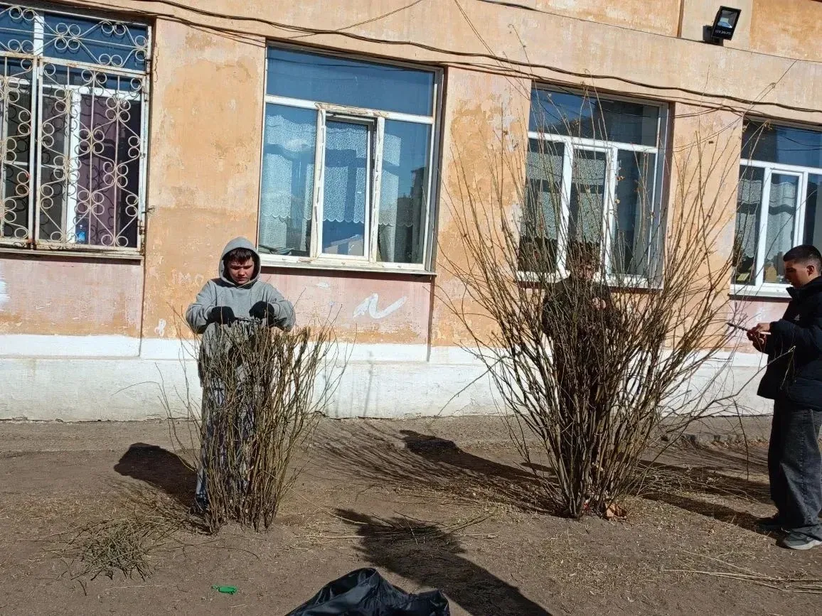Весенний субботник: Пробуждение школы к жизни! ☀️Сегодняшний день был наполнен особенным теплом – не