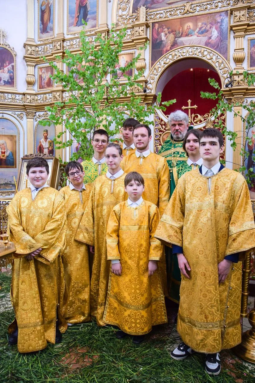🌿 Алтарная братия с отцом Алексием 

🌱 Хороших каникул вам, ребята! Набирайтесь сил, чтобы в новом