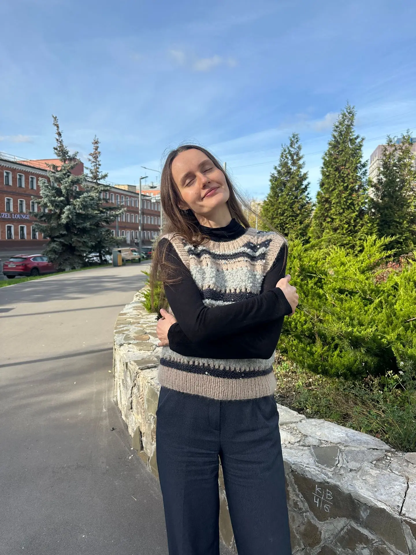 Наш жилет из нового выпуска журнала Lana Grossa Nera 03 на прогулке 🥰