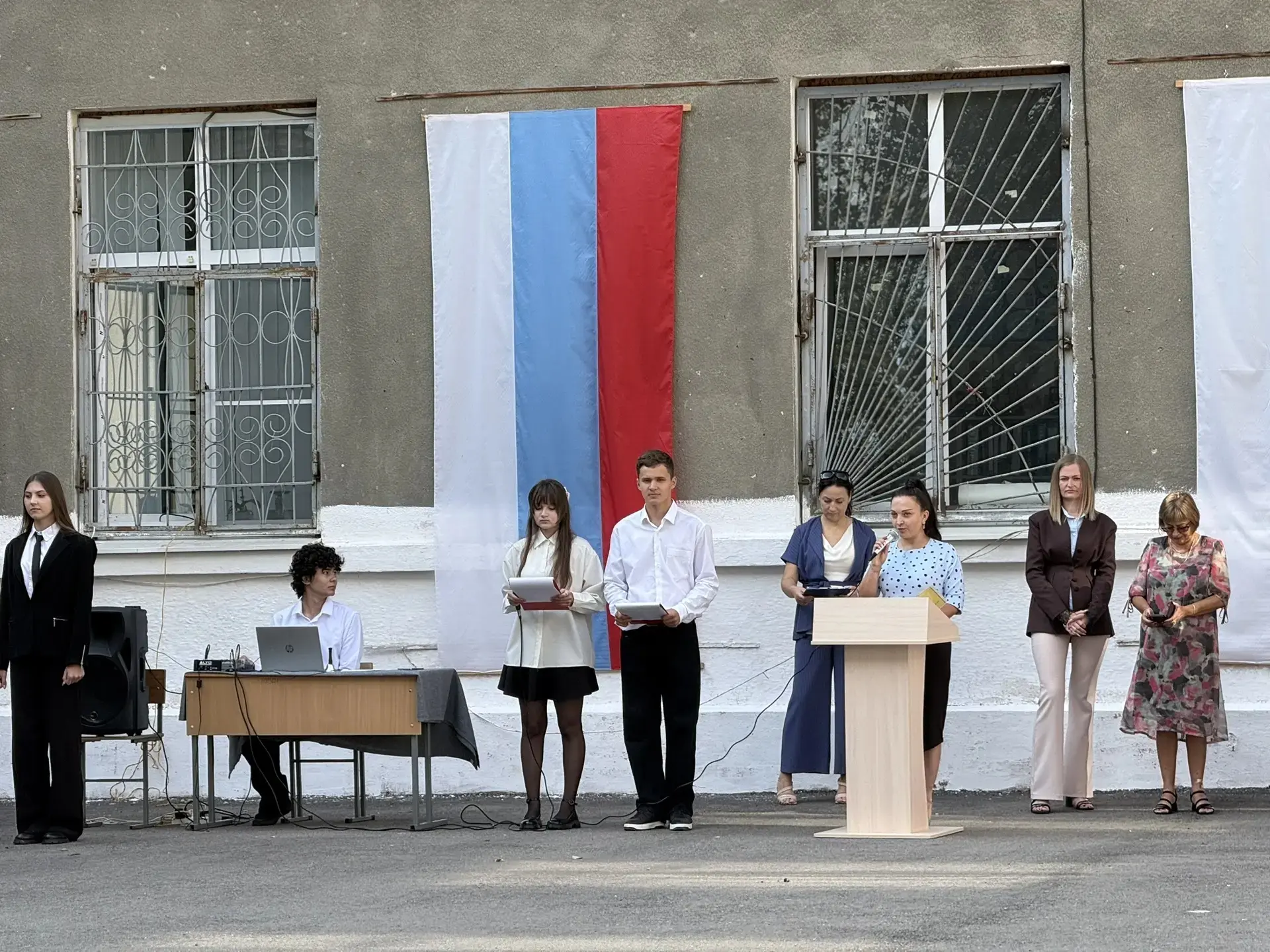 Сегодня в МБОУ СОШ № 6 г. Минеральные Воды прошла торжественная линейка, посвящённая Дн...
