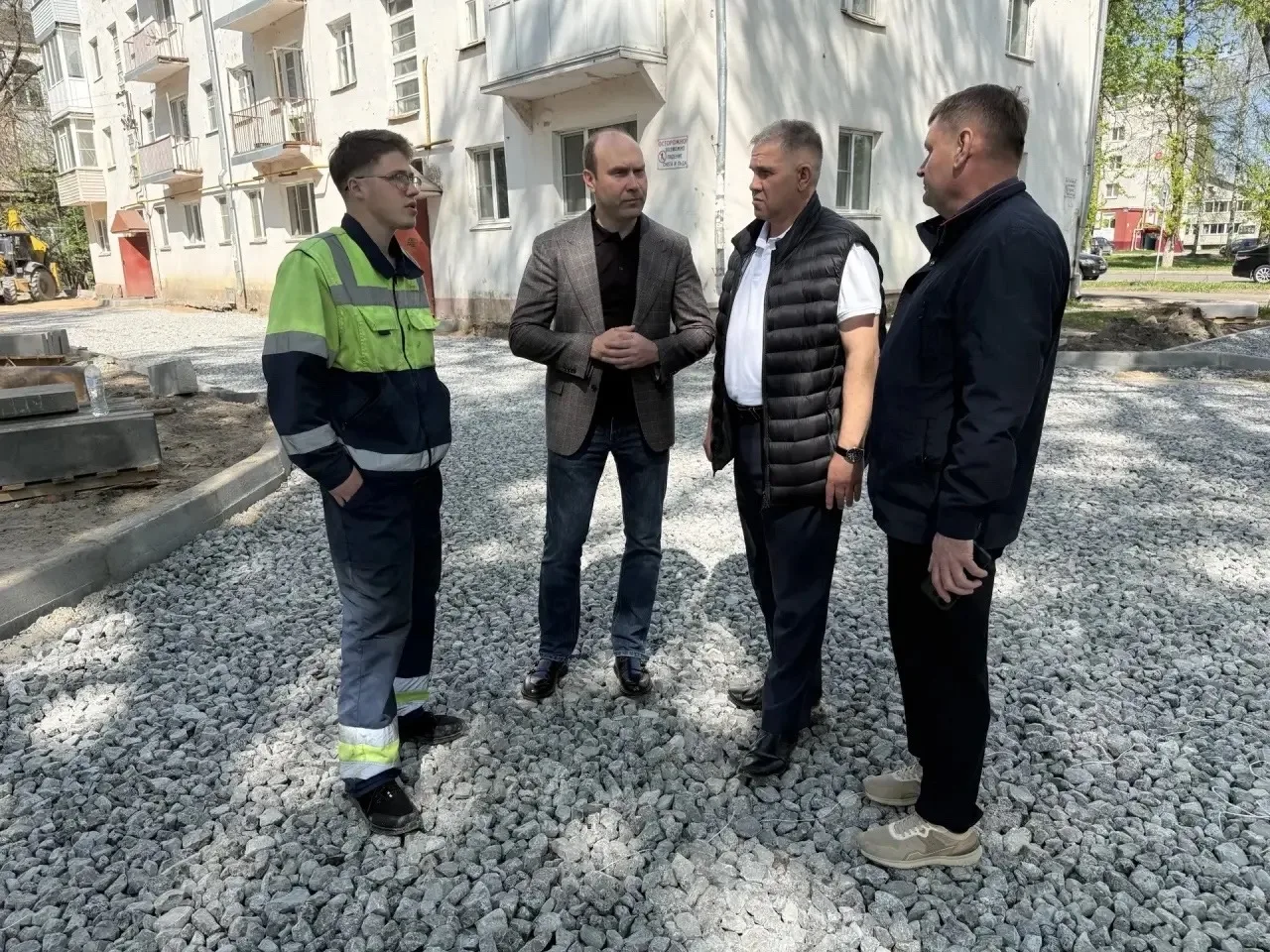 Двор на Советской,41 в Соколе капитально ремонтируют

Подрядчик выполняет работы комплексно: здесь з
