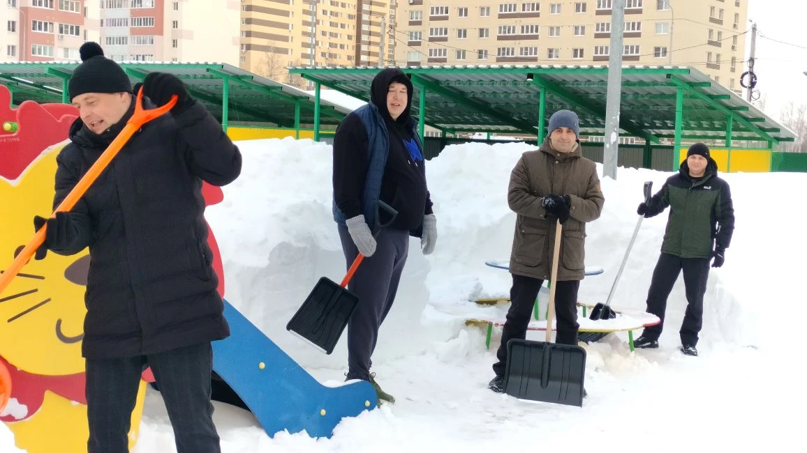 ❄️🌟 Субботник в нашем детском саду: вместе к чистоте и безопасности! 🌟❄️

В минувшую субботу мы пр