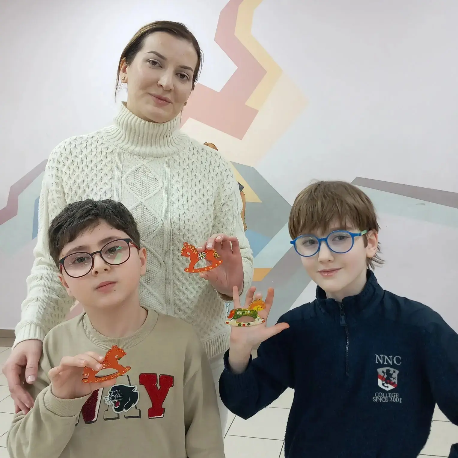 🎨 В Видновской гимназии прошёл очередной мастер-класс для учеников 2 «Г» класса и их родителей. К тв