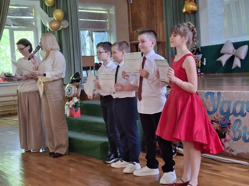 🎓 С любовью и теплом: 4 классы 3 корпуса попрощались с начальной школой  🤗 Ну, что ж… 4 «З», 4 «Ж» и