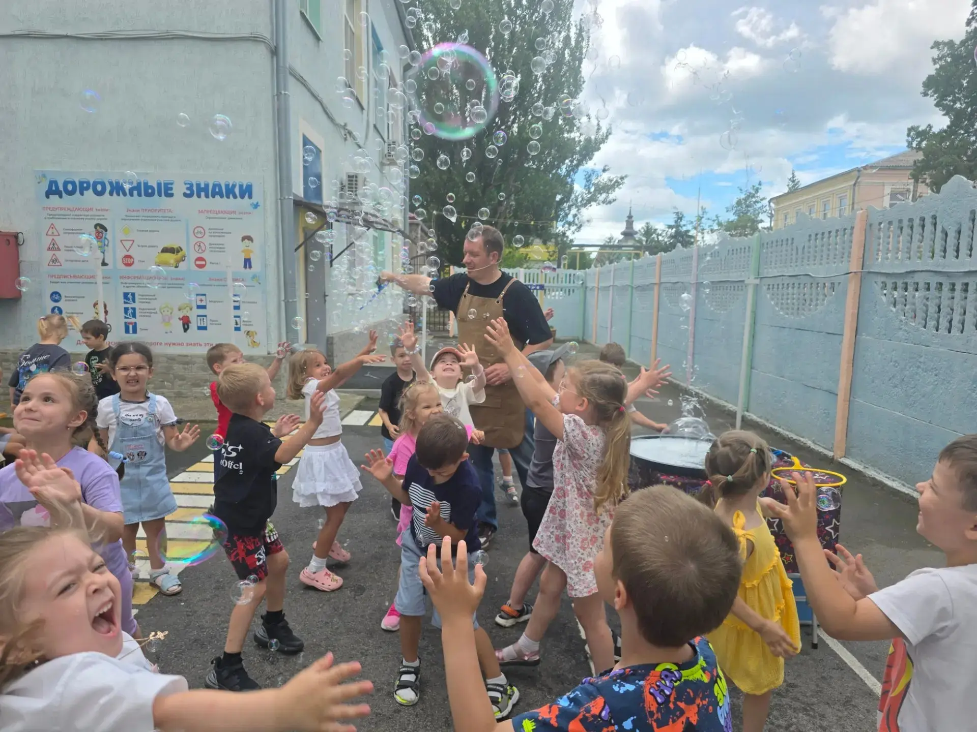 Развлечение для детей.  Шоу мыльных пузырей. 
#мбдоу23 #детскийсад23